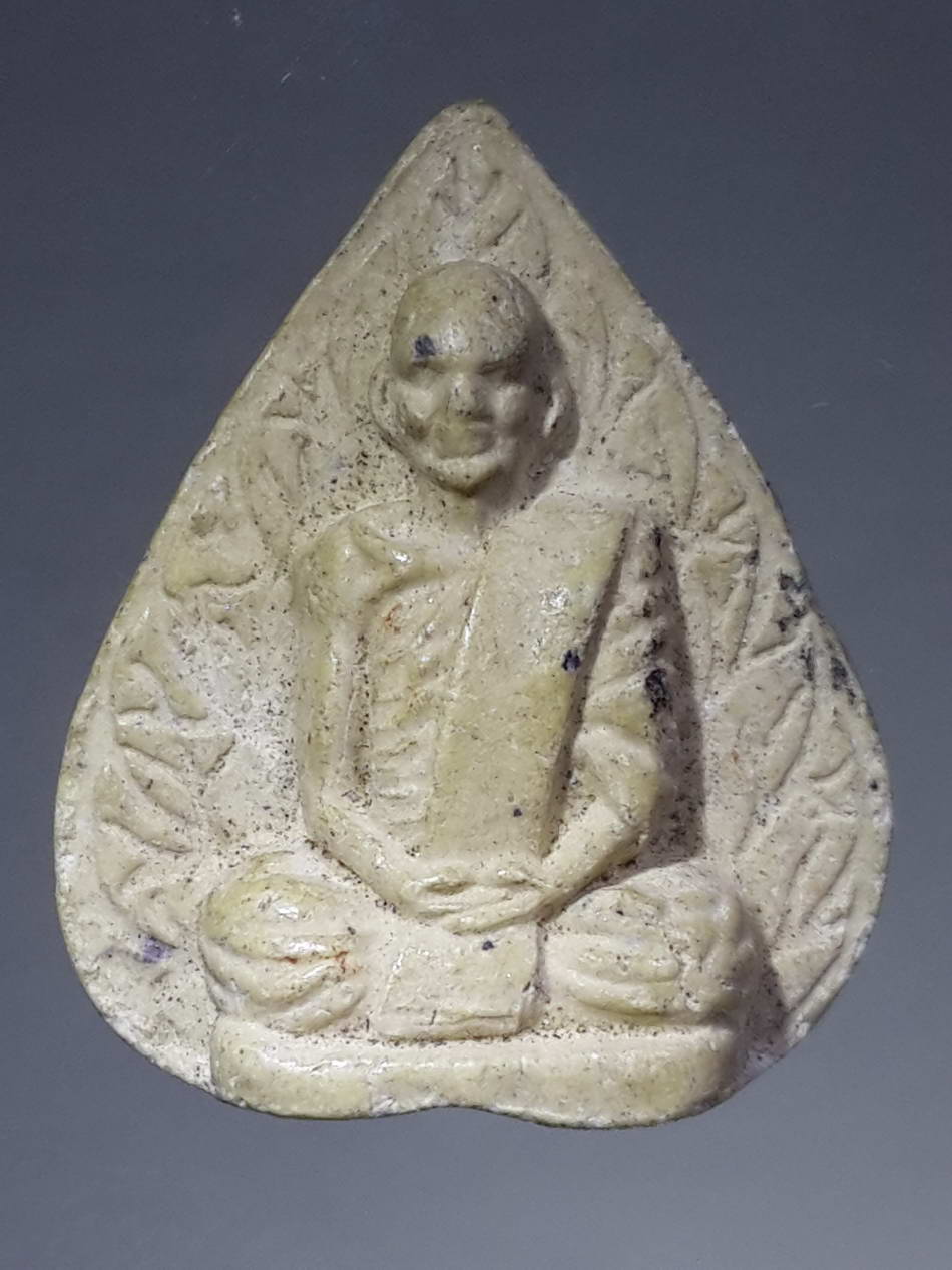 รหัสสินค้า พระเนื้อดิน เนื้อผง เนื้อว่าน 1326 พระผงใบโพธิ์ท่านเจ้าคุณนรฯ หลังยันต์น้ำเต้า ใต้ฐานโค๊ตอุ ไม่ทราบปีที่สร้าง