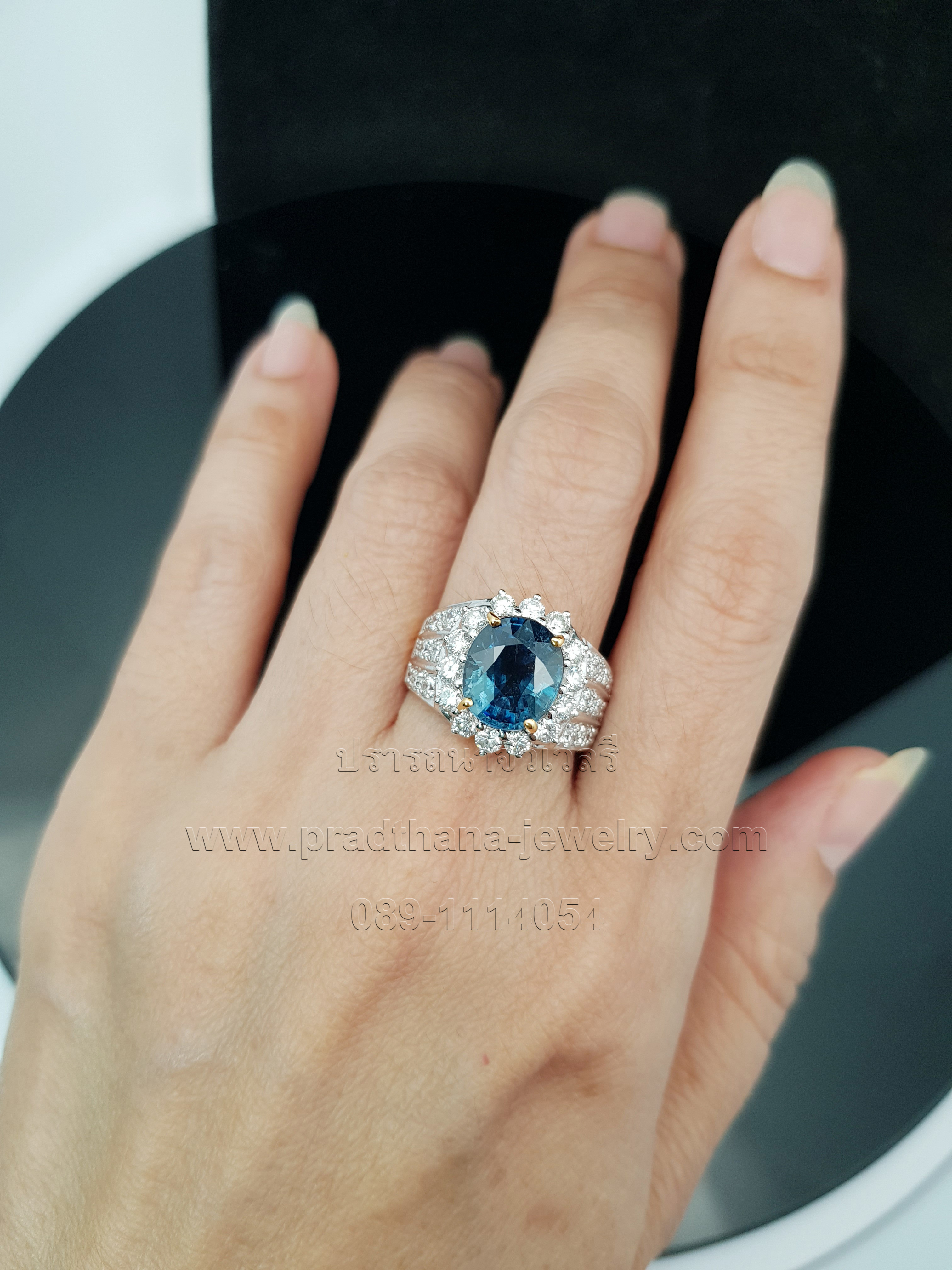 แหวนไพลินประดับเพชร