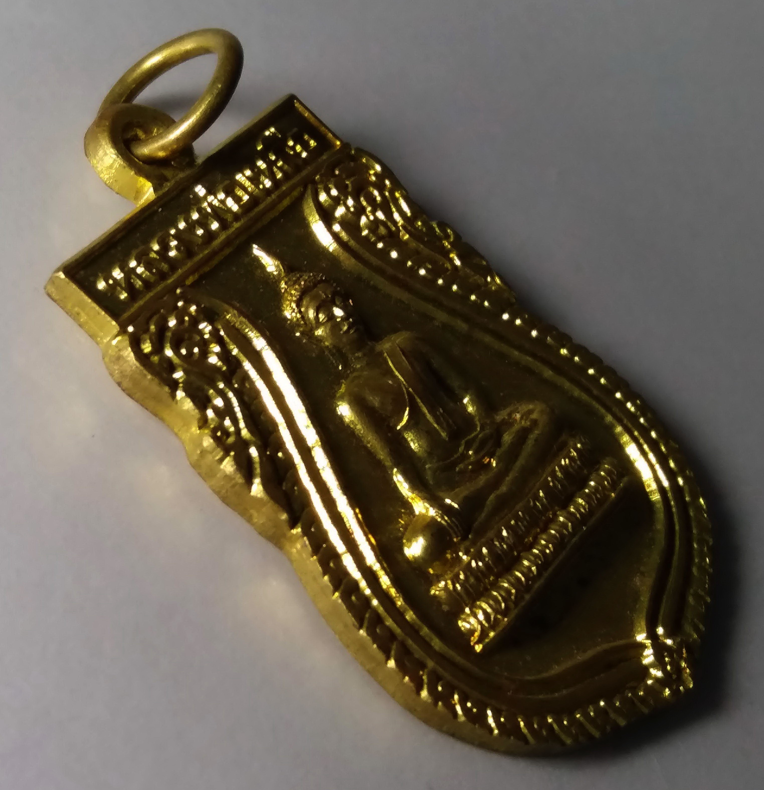 รหัสสินค้า เหรียญพระพุทธ 220 เหรียญเสมาพระพุทธหลวงพ่อเหลือ วัดหงษ์ ตำบลย่านยาว อำเภอเมือง จังหวัดพิจิตรสร้างปี 2547 เนื้อทองฝาบาตร พระรายการนี้ให้เช่าบูชาแล้ว