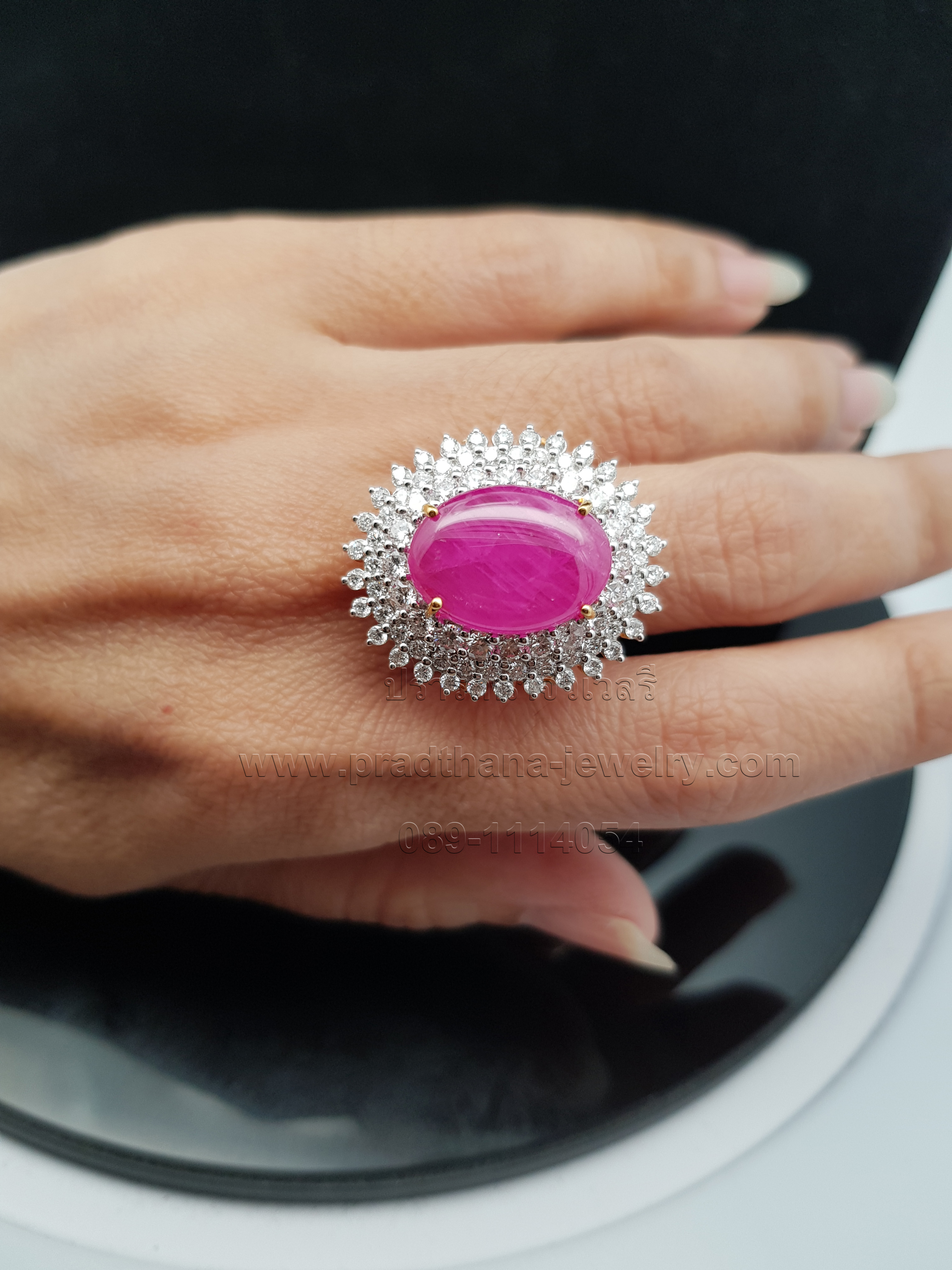 แหวนทับทิมล้อมเพชรสามชั้น