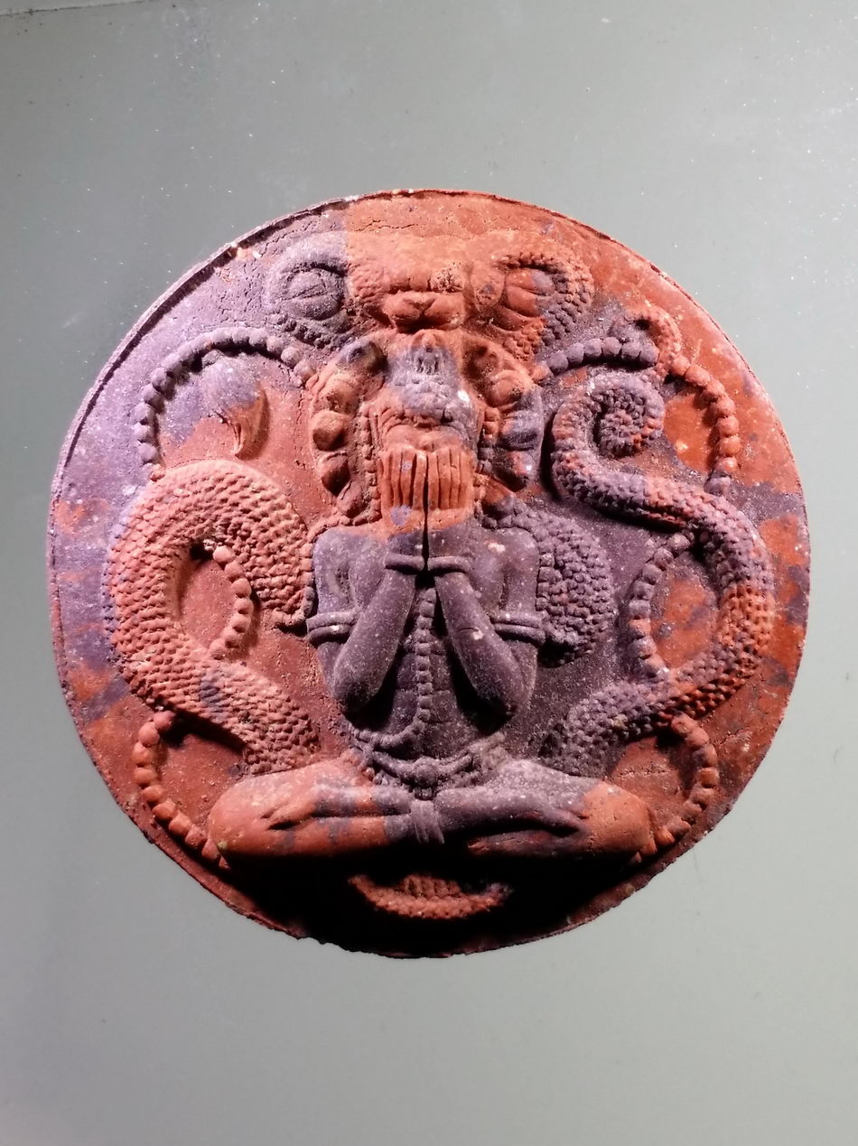 รหัสสินค้า จตุคามรามเทพ 964 พระเทวราชโพธิสัตว์จตุคามรามเทพ รุ่นมหาจักรพรรดิศรีวิชัยสุวรรณภูมิ เนื้อก้นครก แดง หมายเลข ๑๒๒๒