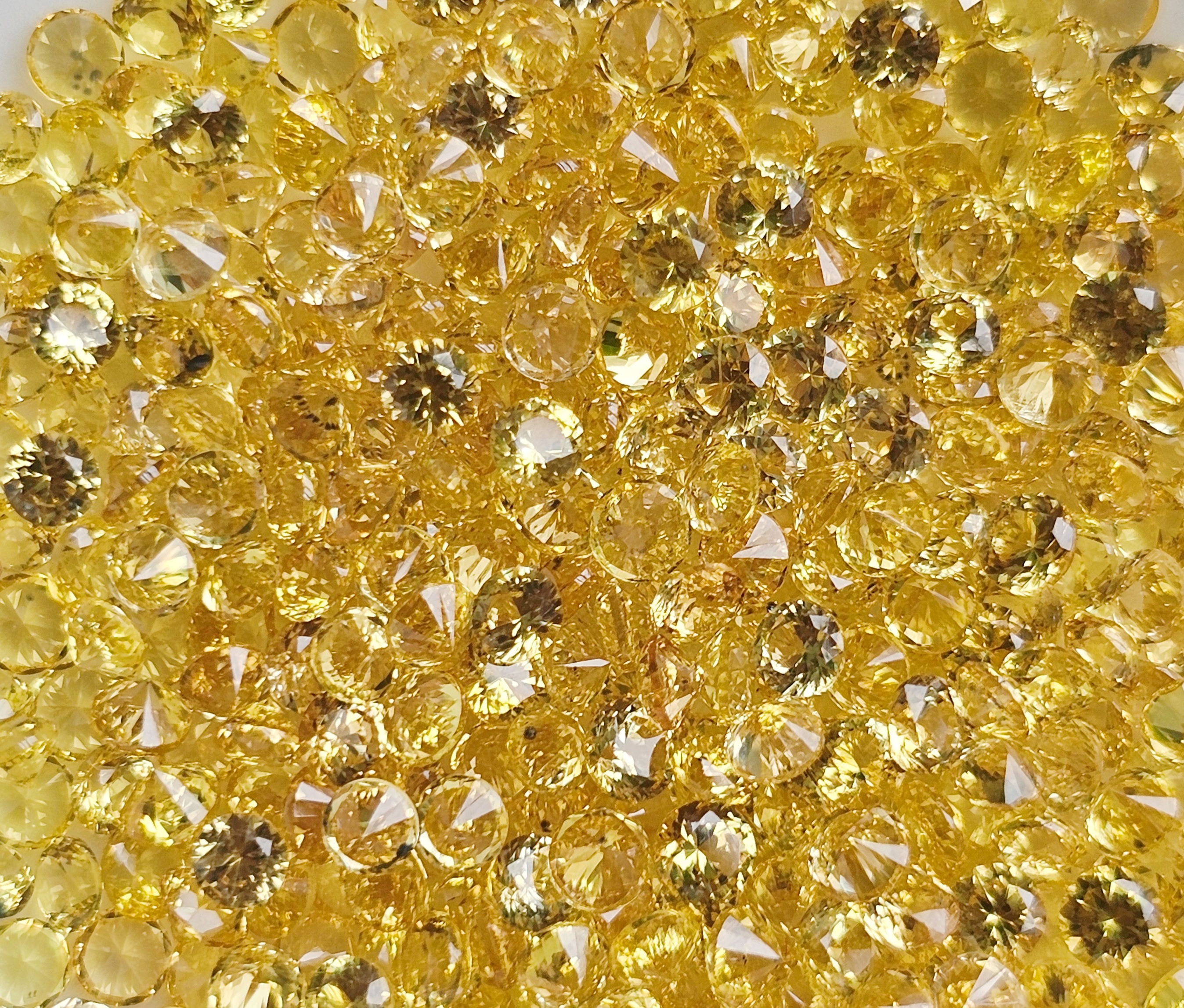 บุษราคัมสีเหลืองมะนาวกลม 2.5 มม. 1 กะรัต