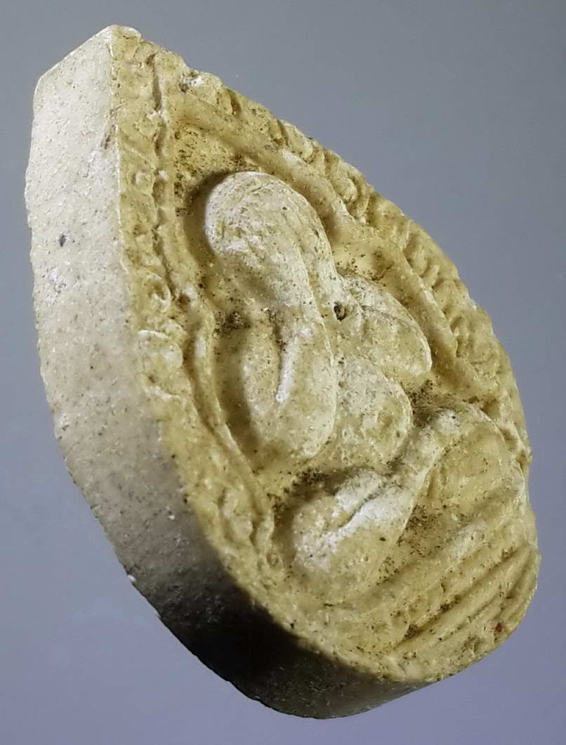 รหัสสินค้า พระปิดตา ทั่วไป 115 พระปิดตาเนื้อผง ซุ้มกนก หลวงปู่แก้ว วัดถ้ำเขาใหญ่