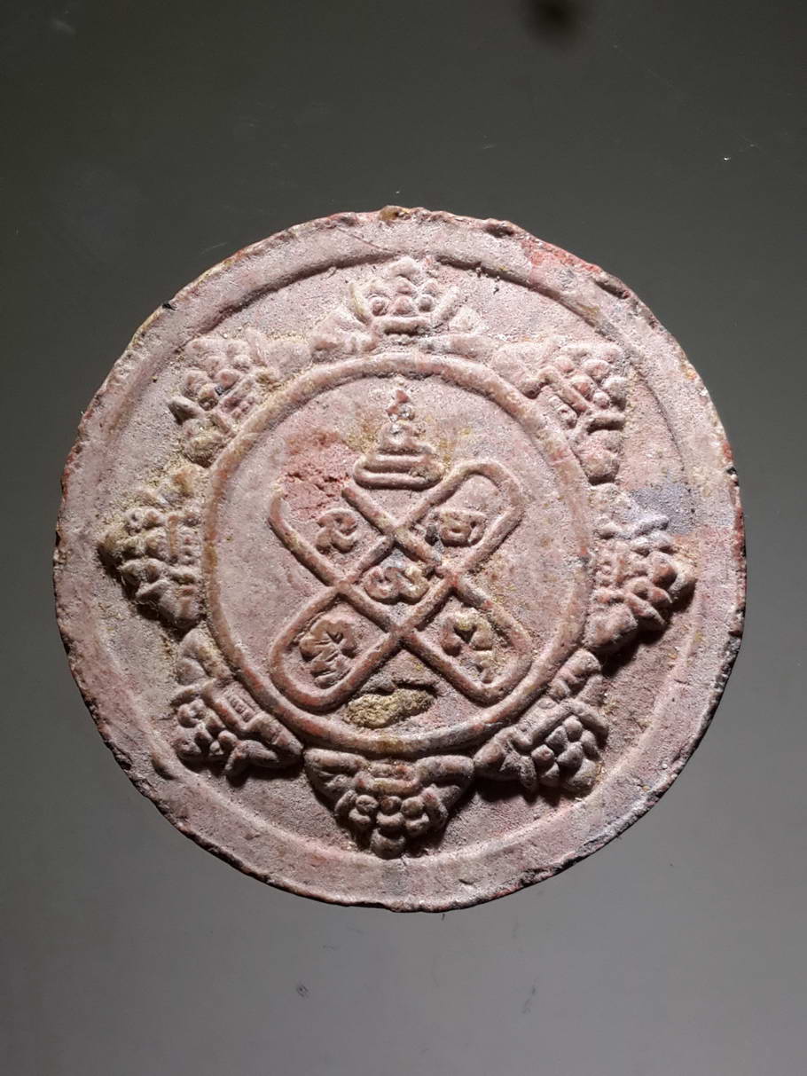 รหัสสินค้า พระไม่ทราบที่ 366 พระปิดตาพังพระกาฬ เนื้อผงจันทร์ลอย หลังยันต์กระบองไขว้ ไม่ทราบที่