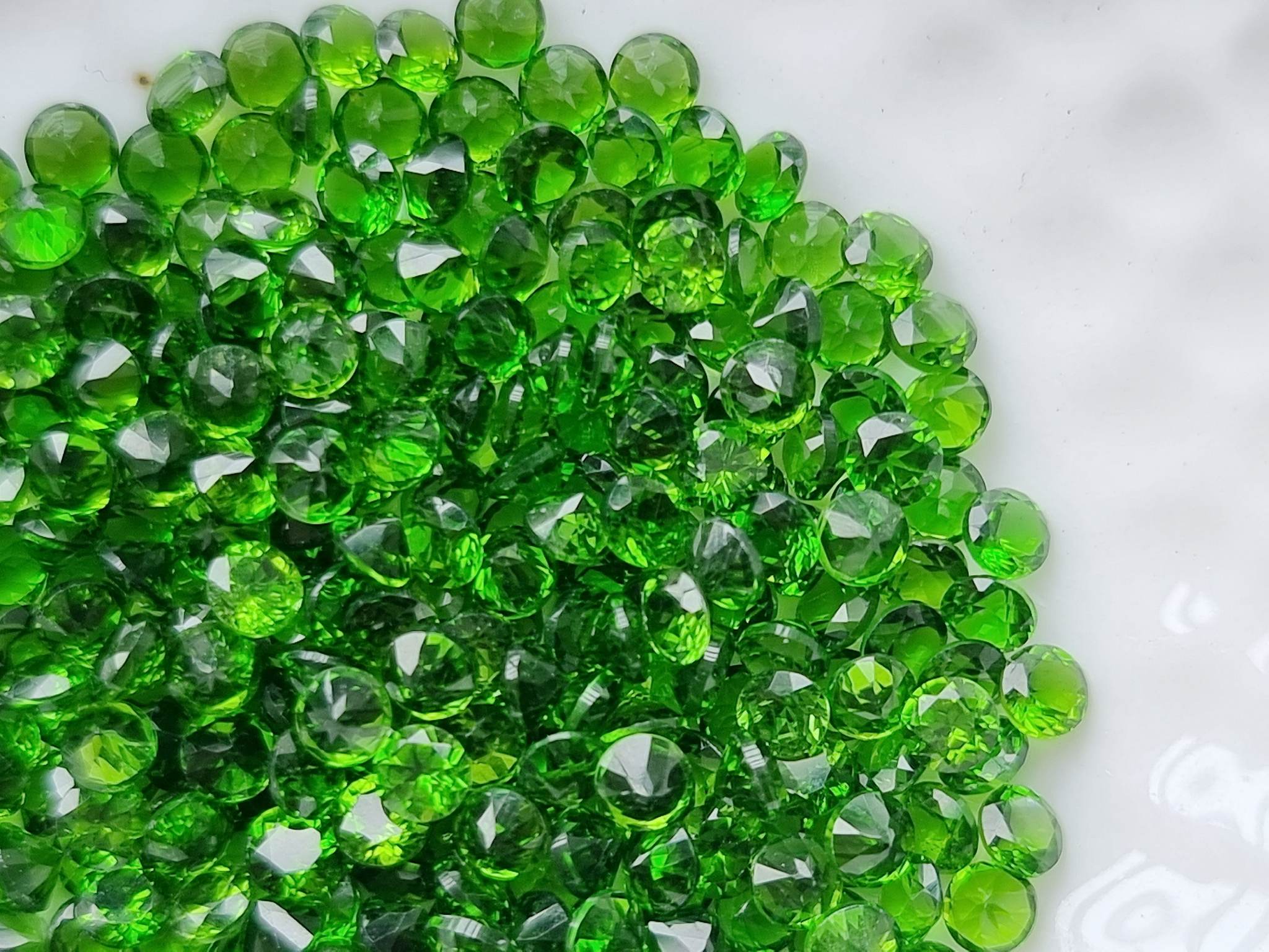 พลอยโครมไดออฟไซด์กลมเจียรเหลี่ยม 2.7 mm. 1 กะรัต