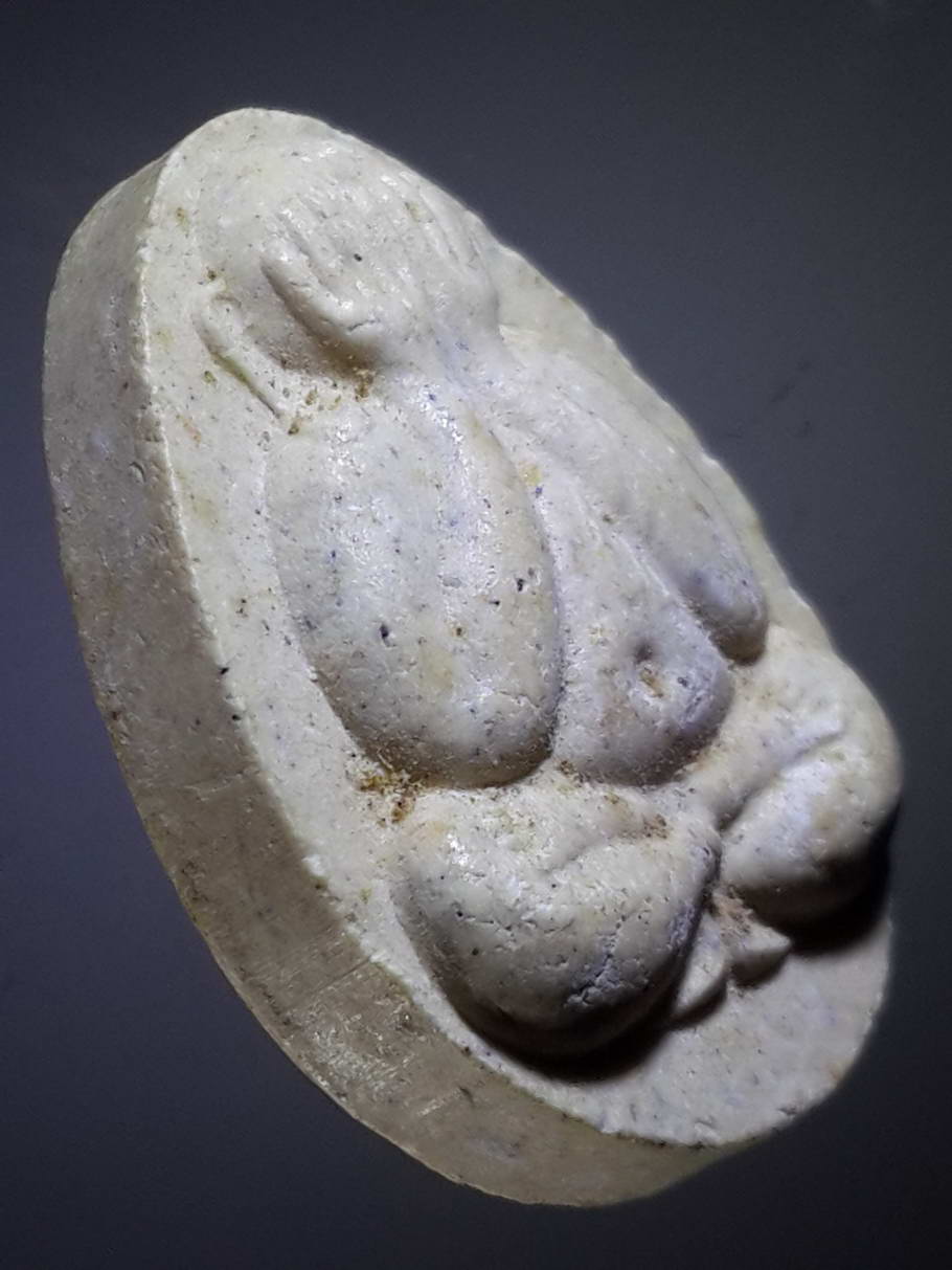 รหัสสินค้า พระปิดตา ทั่วไป 197 พระปิดตาเนื้อผง หลังยันต์ พุทธะจุติ และพุทธะสังมิ หัวใจไตรสรณคมน์ ไม่ทราบที่