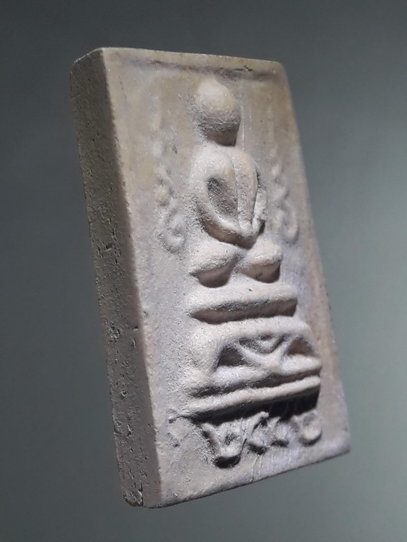 รหัสสินค้า พระเนื้อดิน ผง ว่าน 10543 พระสมเด็จของขวัญ พิมพ์ตุ๊กตา วัดอินทรวิหาร (บางขุนพรหม) จ.กรุงเทพ รุ่นสมโภช ปี 2542