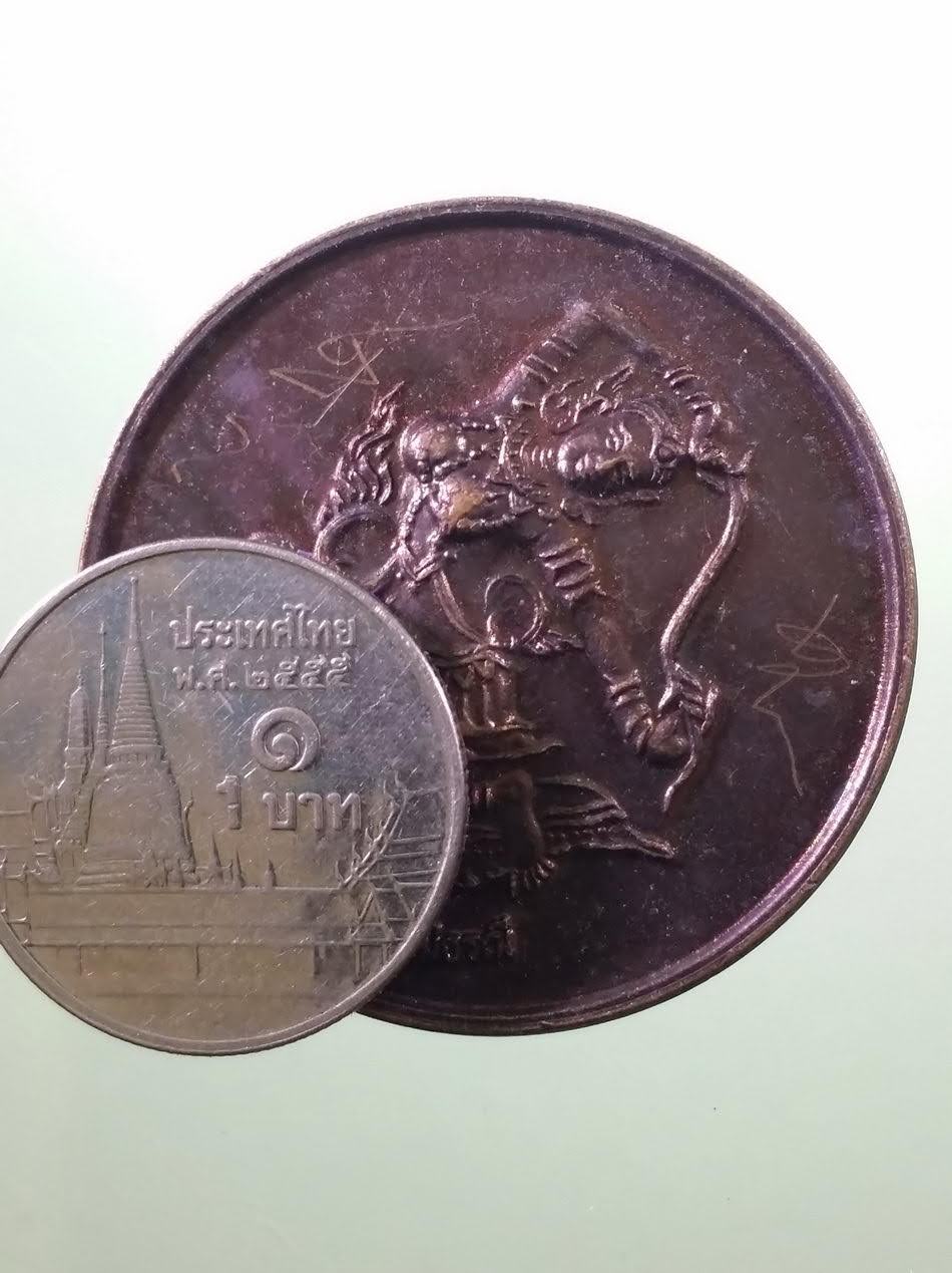 รหัสสินค้า เหรียญคณาจารย์ 7407 เหรียญพระแม่ธรณี หลังพระธาตุเจดีย์ 4 ภาค ด้านหน้ามีรอยจารอักขระอาคม พระรายการนี้ให้เช่าบูชาแล้ว