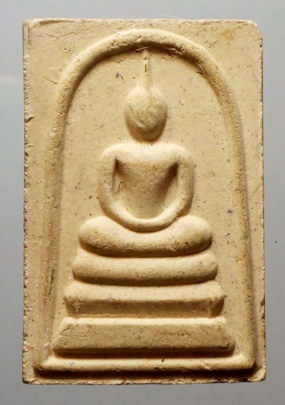 รหัสสินค้า พระเนื้อดิน เนื้อผง เนื้อว่าน 791 พระสมเด็จเนื้อผงโรยเส้นเกศาหลังรูปเหมือนหลวงพ่อเฉย วัดหางน้ำหนองแขม ที่ระลึกอายุครบ 80 ปี