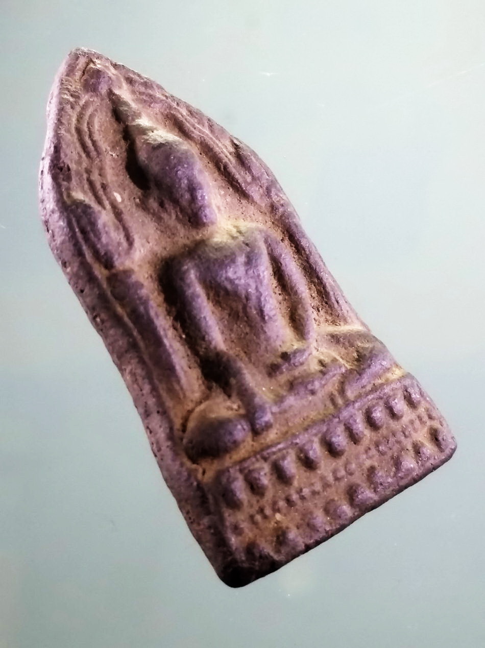 รหัสสินค้า พระเนื้อดิน เนื้อผง เนื้อว่าน 224 พระพุทธชินราช ใบเสมาเนื้อดินเผา กรุวัดหอกลอง จังหวัดพิษณุโลก ขนาดเทียบกับเหรียญบาท