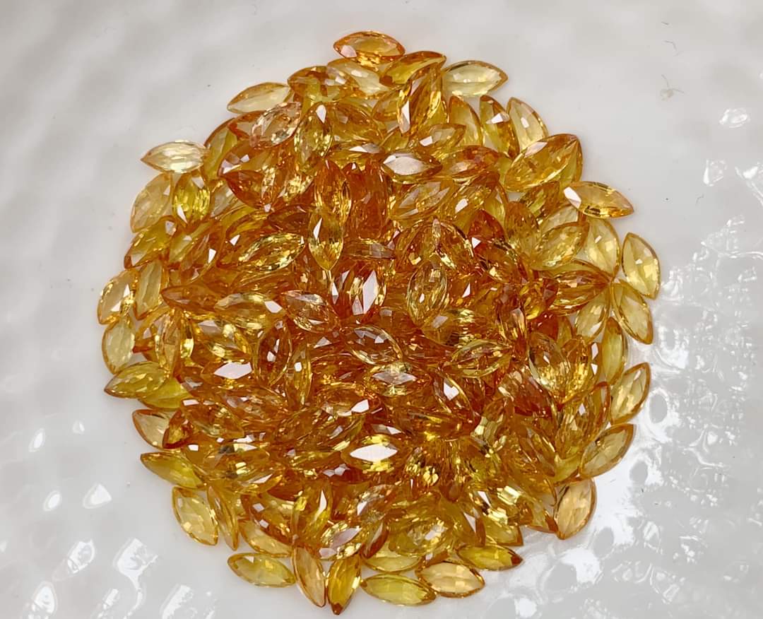 บุษราคัมมาคี 2.5x5mm. 1 กะรัต