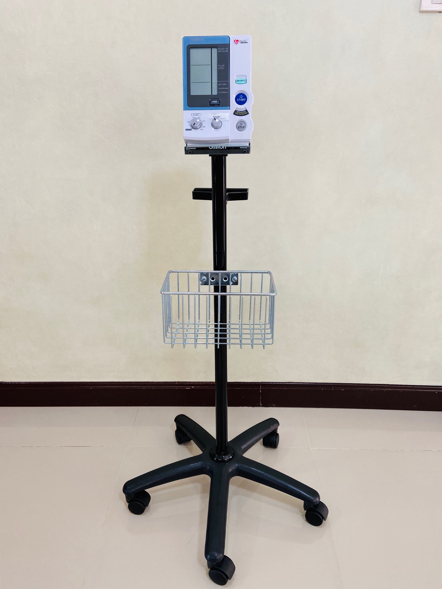 เครื่องวัดความดันโลหิตอัตโนมัติ OMRON รุ่น HEM-907 + พร้อมรถเข็นขาตั้งครบชุด และอุปกรณ์ประกอบการใช้งาน