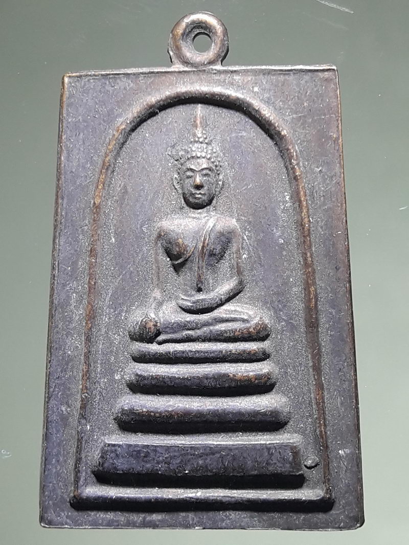 รหัสสินค้า เหรียญพระพุทธ 4307 สมเด็จพระพุทธโคดม หลังตัวหนังสือ หลวงพ่อขอม วัดไผ่โรงวัว จ.สุพรรณบุรี เนื้อทองแดงรมดำ สภาพพอสวย