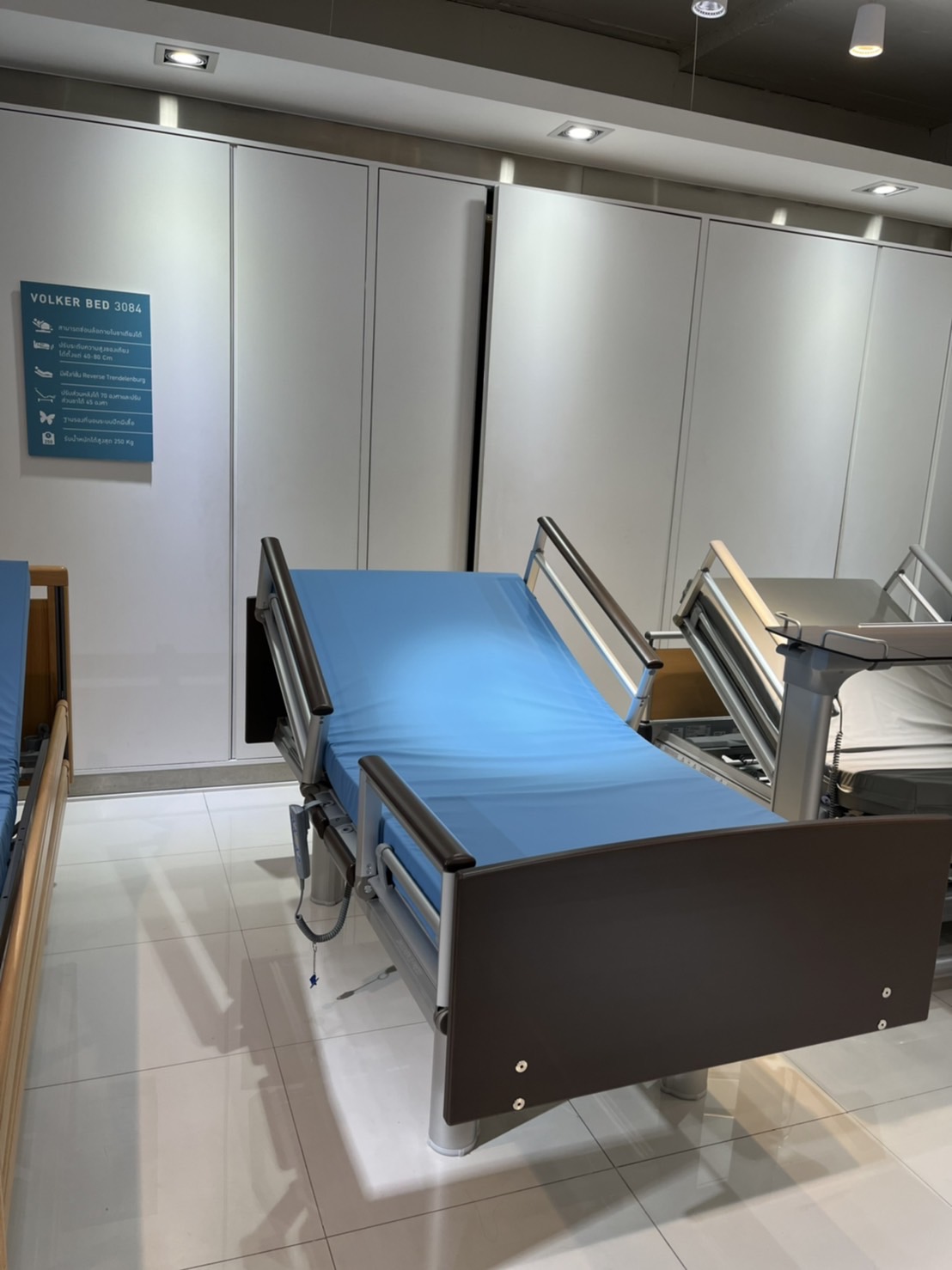 เตียงผู้สูงอายุปรับไฟฟ้าแบรนด์ Volker Bed รุ่น 3080MA จากประเทศเยอรมนี + แถมพิเศษ ที่นอนป้องกันแผลกดทับ HP Blue จากเยอรมนี + ชุดผ้าปูที่นอน + ผ้ายาง + เก้าอี้นั่งอาบน้ำ + ไม้เท้า (รุ่น TOP)