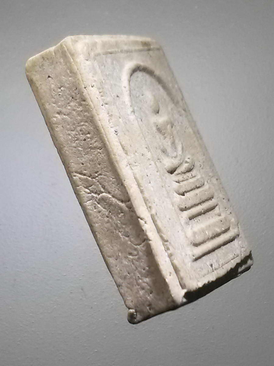 รหัสสินค้า พระสมเด็จวัดต่างๆ 990 พระสมเด็จพิมพ์คะแนน ฝังแร่มวลสาร และเพชรหน้าทั่ง ด้านหลังมีคำอักษรว่า ไทยรุ่ง และยันต์นะเฉลียวเพชร ไม่ทราบที่