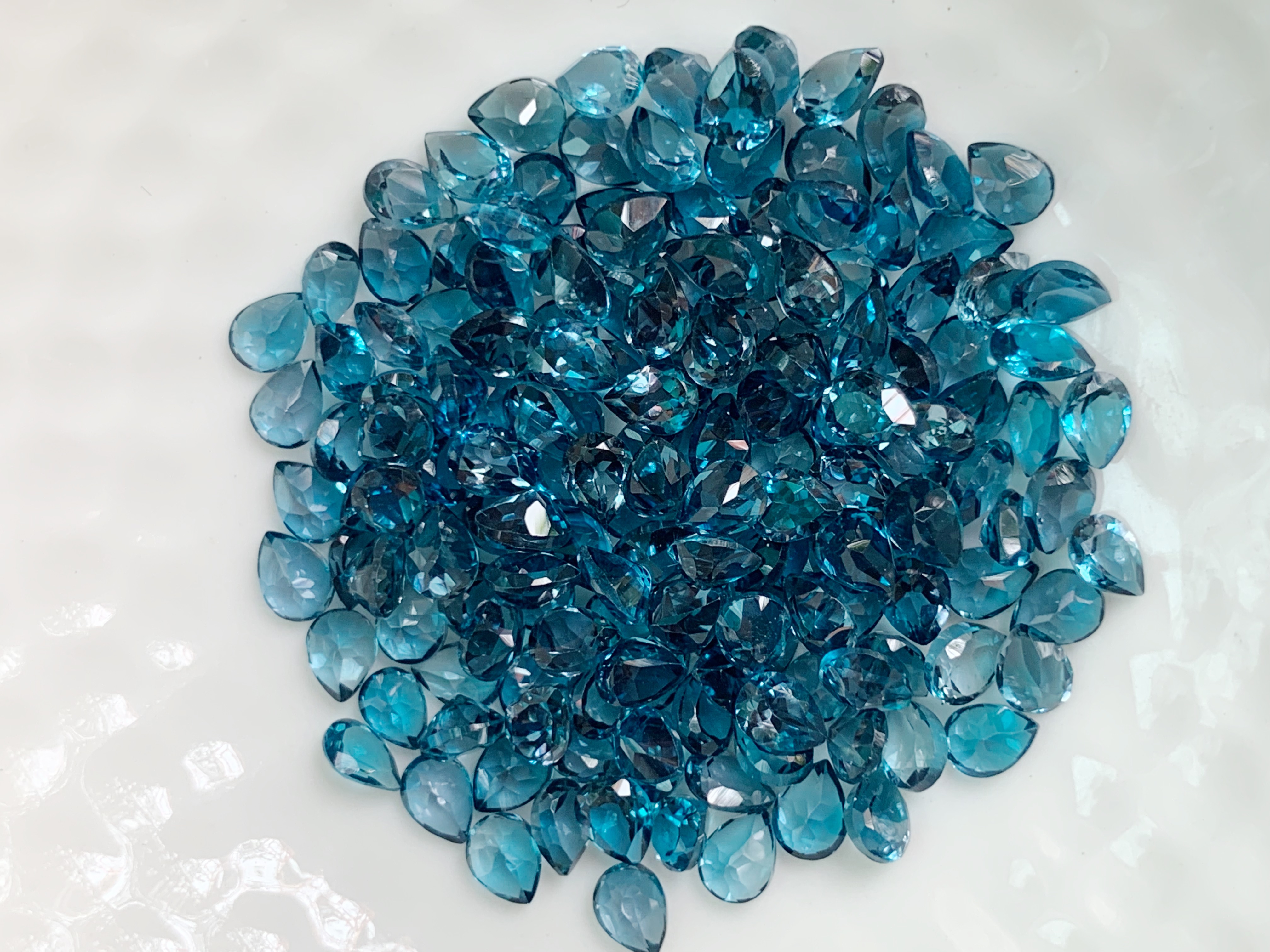 ลอนดอนบลูโทปาสหยดน้ำ 4x3 มม. 5 กะรัต