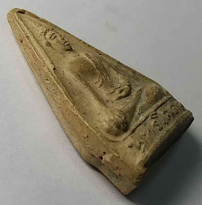 รหัสสินค้า สุพรรณบุรี 003 พระพุทธโคดมเนื้อดินเผา พิมพ์ห้าเหลี่ยม หลวงพ่อขอม วัดไผ่โรงวัว จังหวัดสุพรรณบุรี พระรายการนี้คุณบุญฤทธิ์จองเเล้ว