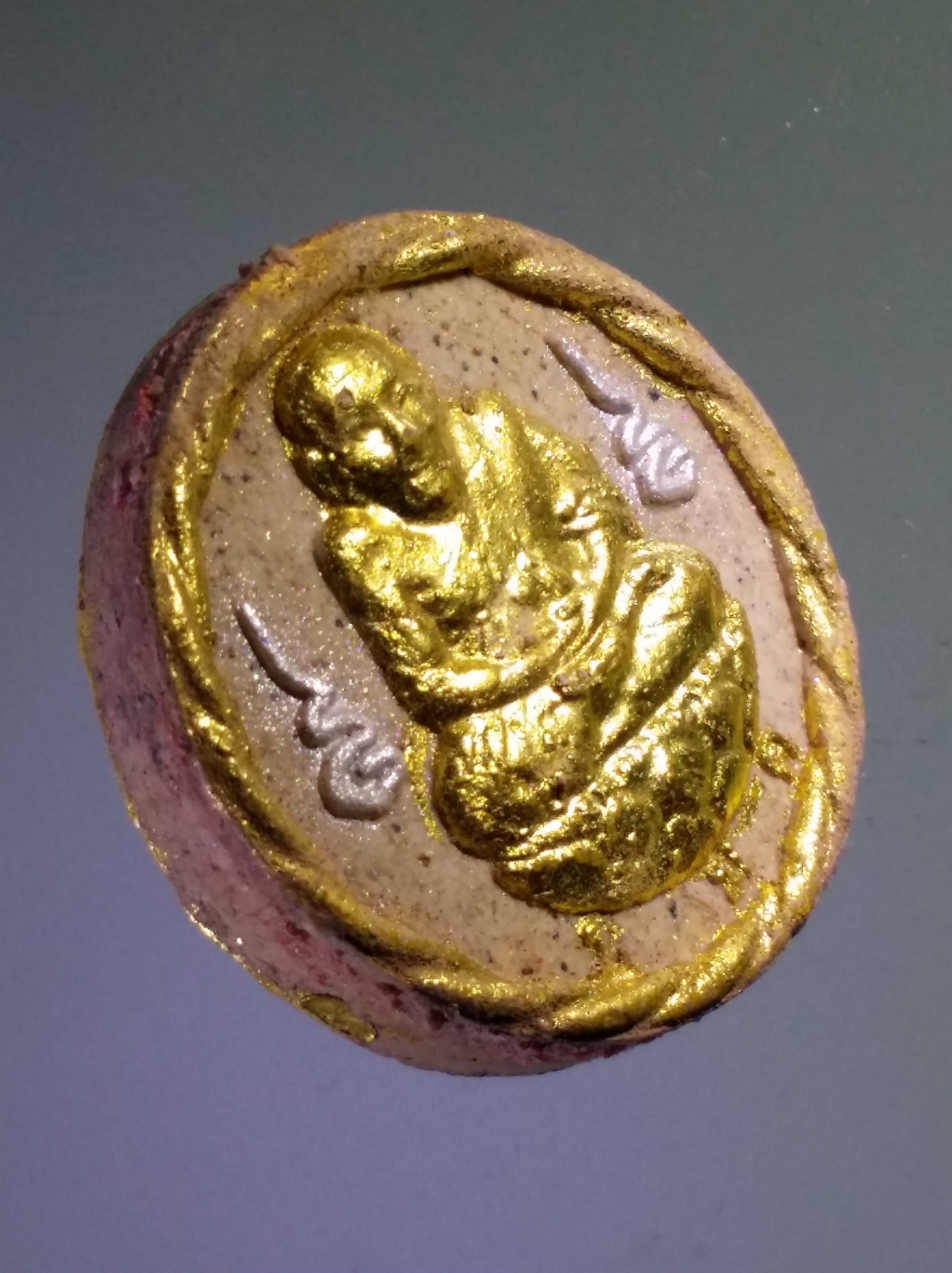 รหัสสินค้า จตุคามรามเทพ 425 หลวงปู่ทวด - จตุคามรามเทพ รุ่นปาฏิหาริย์ วัดห้วยมงคล จังหวัดประจวบคีรีขันธ์ เนื้อว่านขาวปัดทอง ขอบเกลียวเชือก แจกกรรมการ