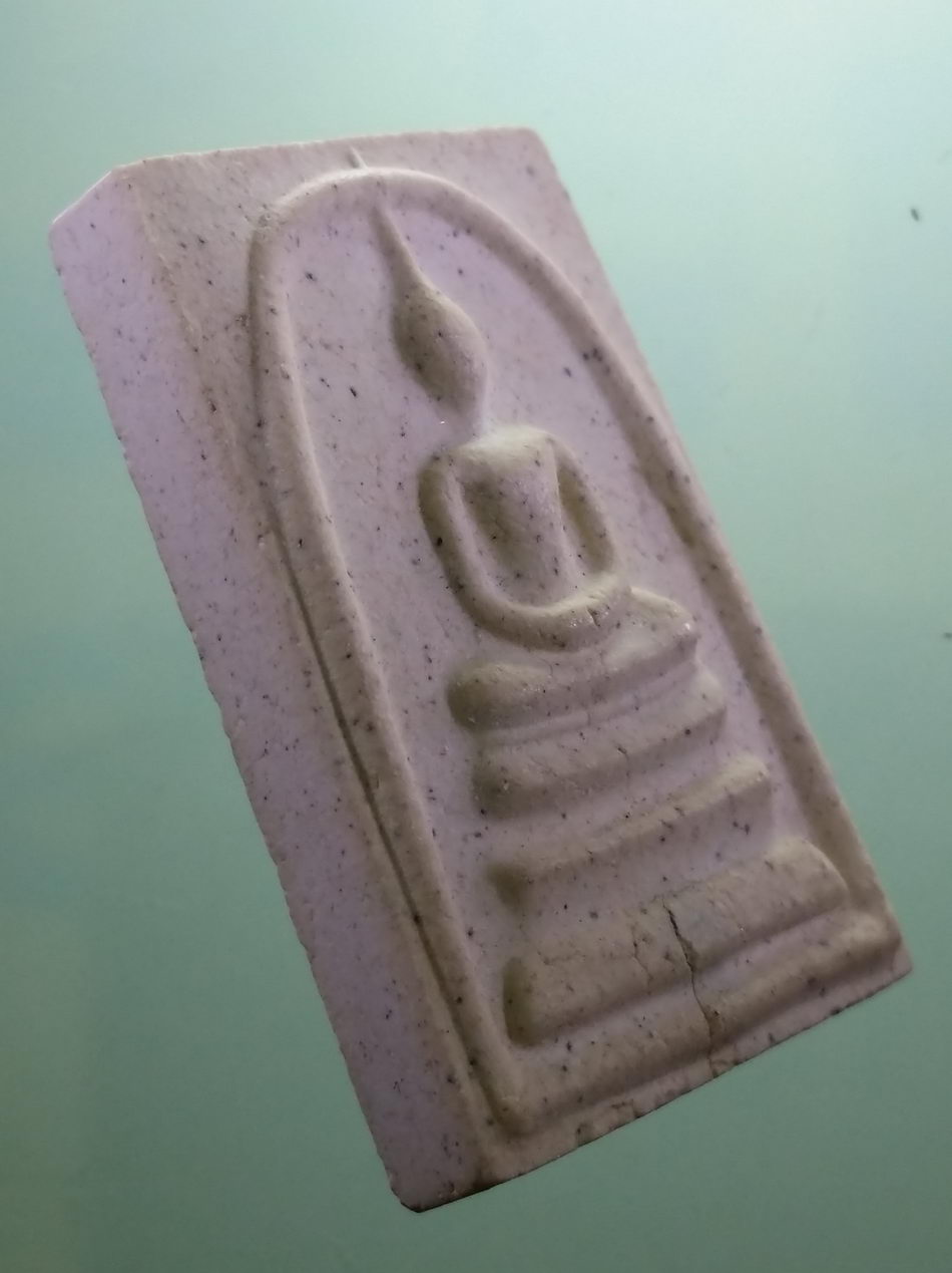 รหัสสินค้า พระมีกล่อง 4037 พระสมเด็จเนื้อผงวัดระฆัง รุ่นเสาร์ 5 พิธีพุทธาภิเษกวัดระฆัง คณะ 9 จัดสร้างเมื่อวันที่ 5 พฤษภาคมปี 2555 กดโค๊ดด้านหน้า ตรายางด้านหลังปั๊มเขยื้อน 2 ครั้ง