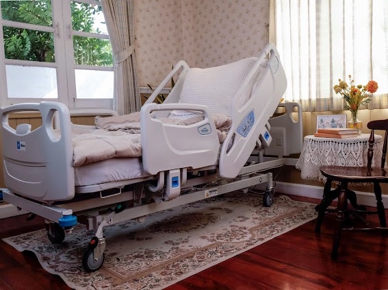 ชุดสุดคุ้ม E เตียงผู้ป่วยปรับระดับไฟฟ้า 5 ฟังก์ชั่น Hill-Rom รุ่น Centuris Type C แบบราวกั้นปีกนกยาว + ฟูก Hill-Rom NP50 แบรนด์จากประเทศสหรัฐอเมริกา + แถมพิเศษ หมอน + ผ้าปูที่นอน + ผ้ายาง + เก้าอี้นั่งอาบน้ำ + ไม้เท้า รับประกัน 1 ปี (รุ่นขายดี)