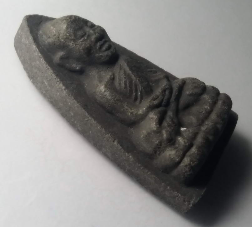 รหัสสินค้า หลวงปู่ทวด วัดต่างๆ 106 หลวงปู่ทวด เนื้อผงใบลาน วัดช้างให้ จังหวัดปัตตานี พิมพ์ตัวหนังสือนูน ไม่ทราบปีที่สร้าง