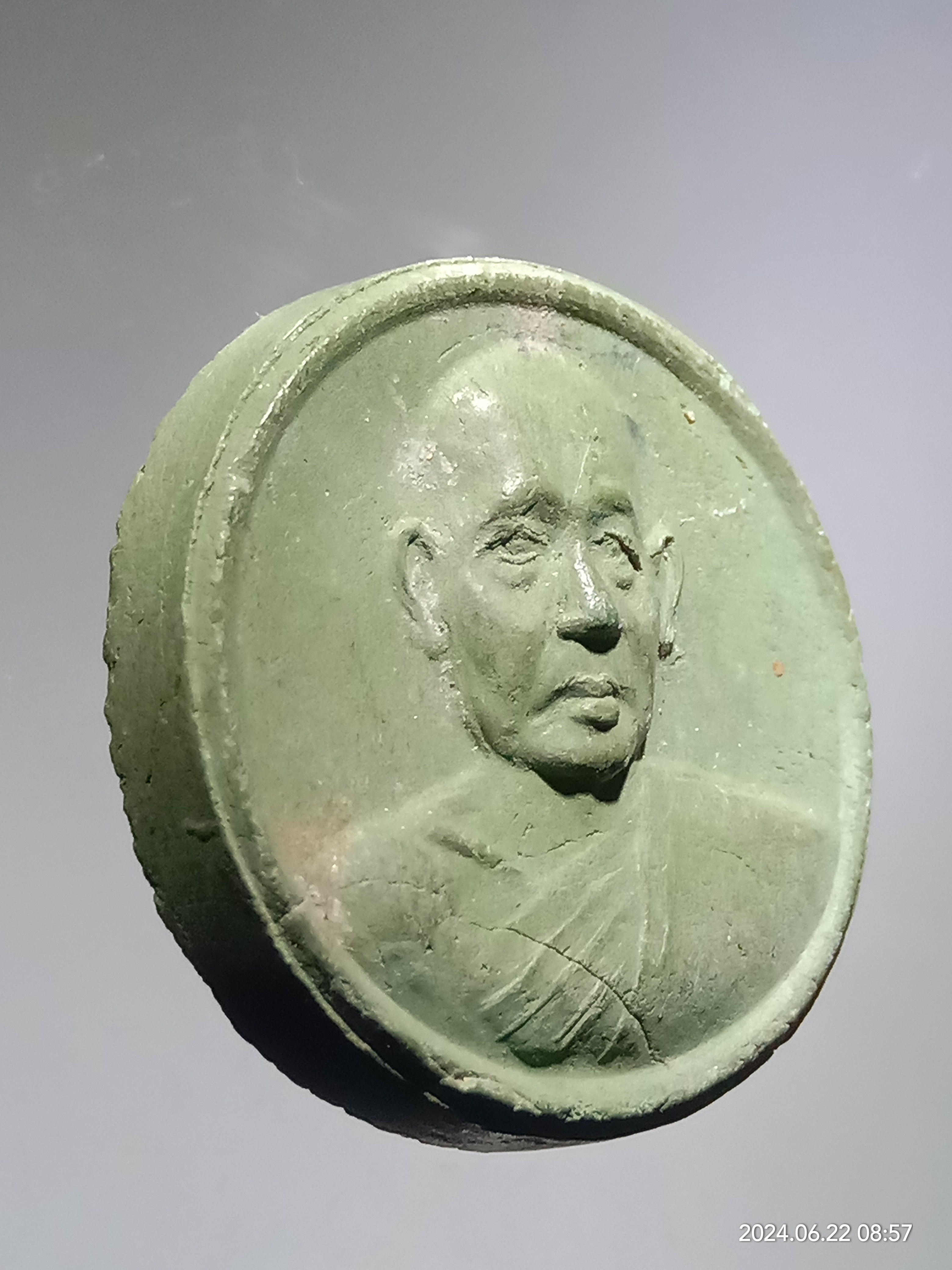 รหัสสินค้า พระเนื้อดิน เนื้อผง เนื้อว่าน 016 พระผงจันทร์ลอย สมเด็จพระสังฆราช หลังฉัตร เนื้อผงสีเขียว สร้างเมื่อวันที่ 2 มีนาคม 2521