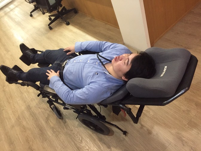 รถเข็นปรับเอนนอนได้ อลูมินัมอัลลอยด์คาร์ม่า รุ่น MVP502 (WheelChair KARMA MVP 502) ปรับเอนนอนได้ 170 องศา ที่วางแขนยกเปิดได้ โครงพักเท้ายืดตรงได้ พับเก็บได้ + แถมฟรี สายคาดลำตัวกันตก ของแท้ รับประกันศูนย์ไทย 5 ปี รุ่น TOP (Best Seller)