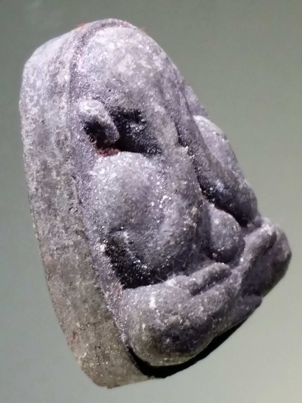 รหัสสินค้า พระไม่ทราบที่ 273 พระปิดตา เนื้อผงใบลาน ด้านหลังมีตราสัญลักษณ์ ไม่ทราบที่