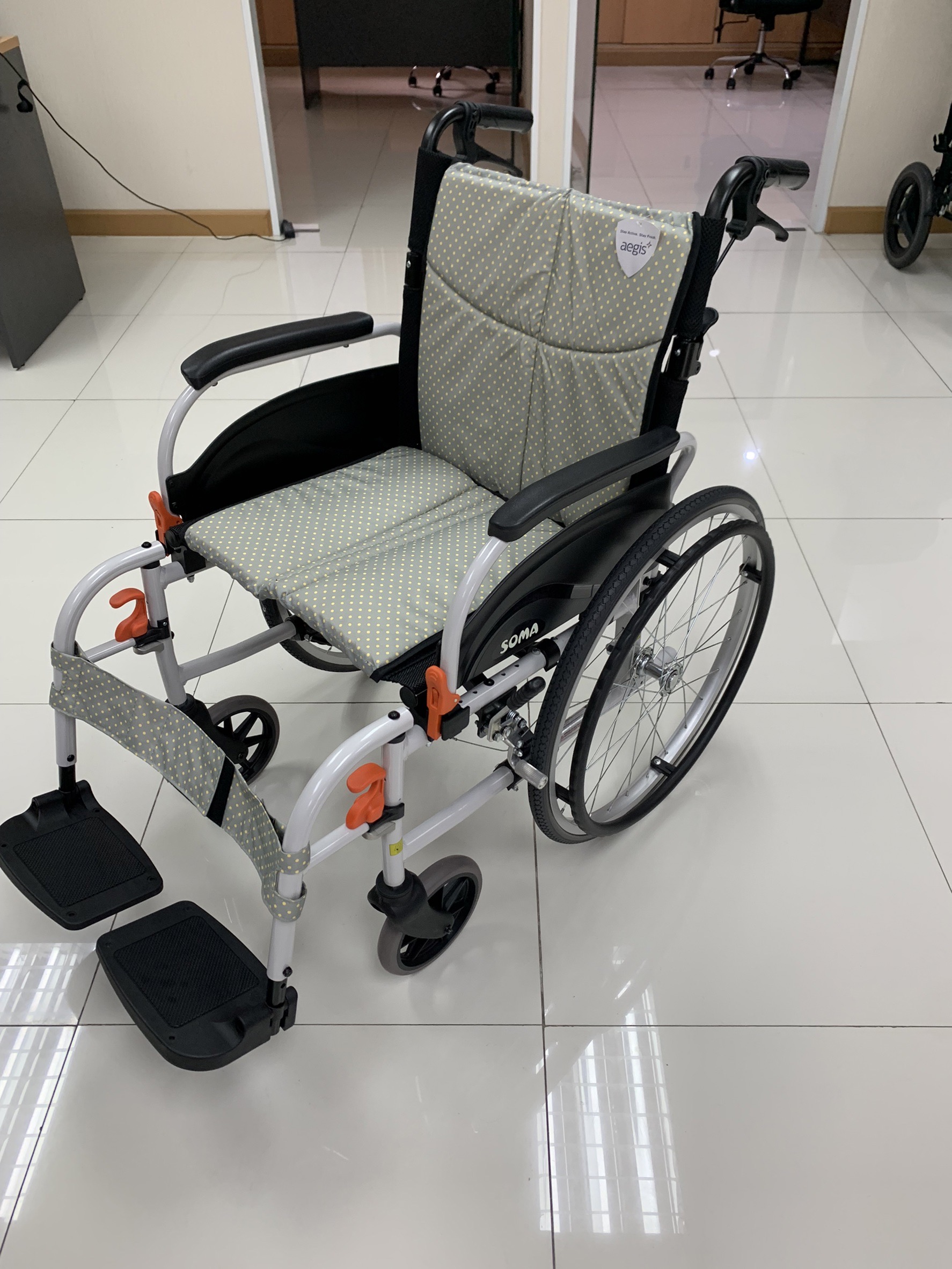 SALE รถเข็นอลูมินัมอัลลอยด์โซม่า SOMA รุ่น Agile เบาะกว้าง 18 นิ้ว สะดวกสบาย ถอดชิ้นส่วนได้ เปิดที่พักแขนขึ้นได้ รองรับน้ำหนักสูงสุด 115 กิโลกรัม