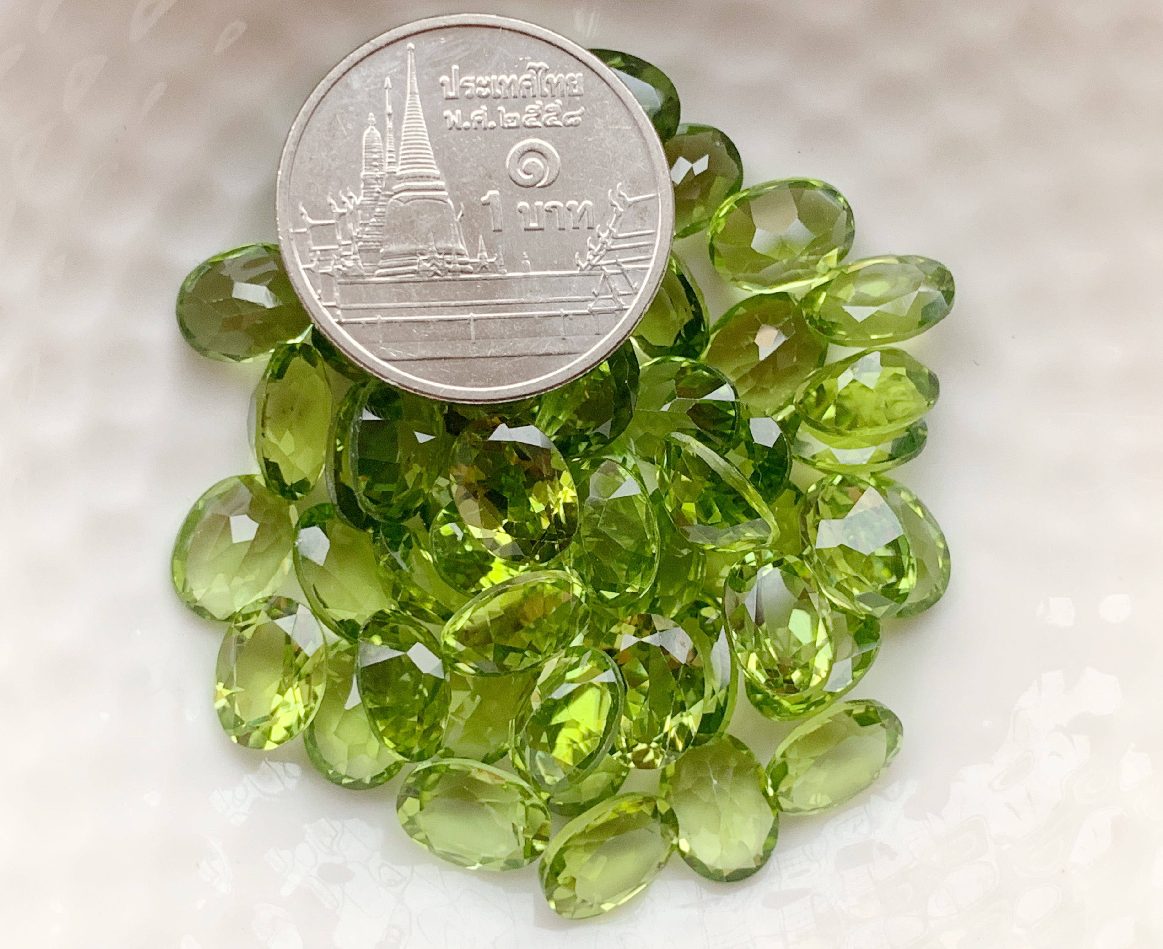 เพอริดอทไข่ 8X6 มม. 5 กะรัต