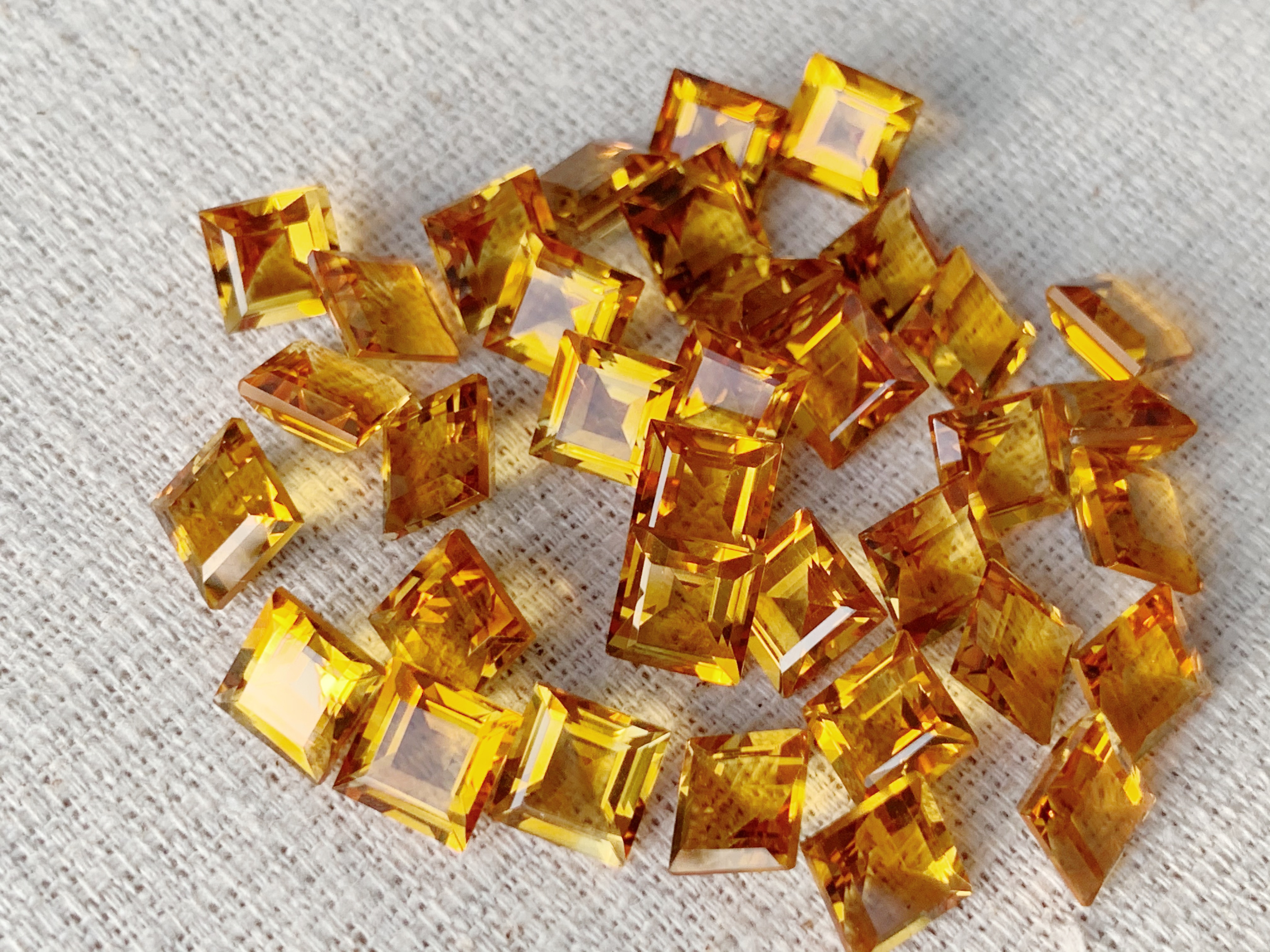 ซิทรินสี่เหลี่ยม 7x7 mm. 5 กะรัต