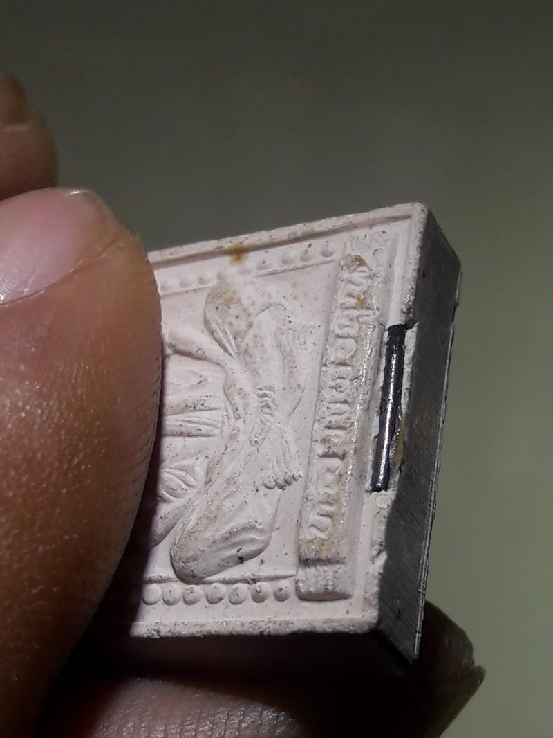 รหัสสินค้า พระเนื้อดิน ผง ว่าน 10520 พระผงรูปเหมือนฝังตะกรุด หลวงพ่อคูณ วัดบ้านไร่ รุ่นคุณพระเทพประทานพร