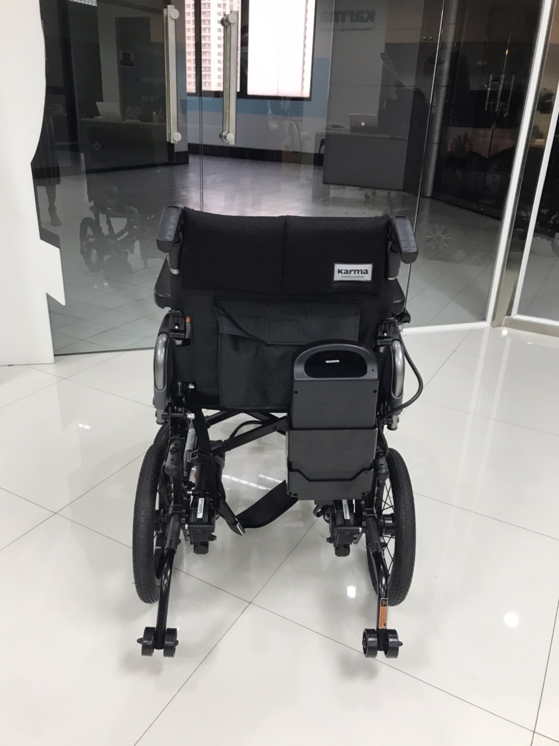 รถเข็นไฟฟ้าคาร์ม่า Eflexx (Power WheelChair KARMA Eflexx) ล้อหลังมี 2 ขนาดเล็ก 14 นิ้ว และล้อใหญ่ 20 นิ้ว สามารถเลือกได้ พับเก็บได้ พนักพิงหลังปรับได้ แบตเตอรี่ถอดและติตตั้งง่าย น้ำหนักเบา เคลื่อนย้ายสะดวก (รุ่นยอดนิยม)