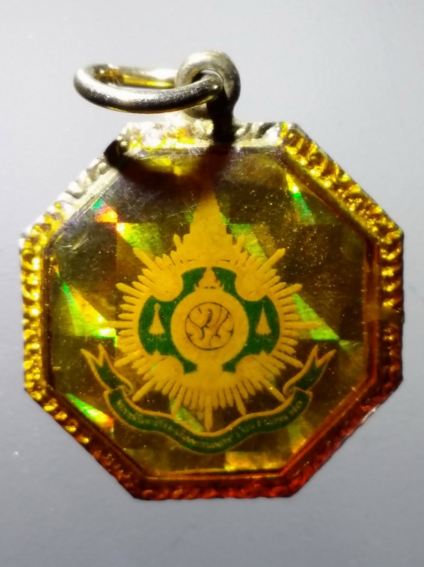 รหัสสินค้า เครื่องราง ล็อกเก็ต ภาพถ่าย 150 ล็อกเก็ตในหลวงรัชกาลที่ 9 ตราสัญลักษณ์พระราชพิธีมหามงคลเฉลิมพระชนม์พรรษา 6 รอบ 5 ธันวาคมปี 2542