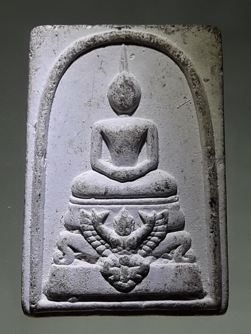 รหัสสินค้า พระเนื้อดิน ผง ว่าน 10358 พระสมเด็จทรงครุฑ เนื้อผงจักรพรรดิ์ หลวงตาม้า วัดถ้ำเมืองนะ จังหวัดเชียงใหม่ ขนาดเทียบกับเหรียญบาท พระสมเด็จรุ่นนี้ ถ้าเป็นมือซ้อนกัน และถ้าเป็นสีเหลืองอ่อน จะเป็นของหลวงปู่ม่น วัดเนินตามาก พระองค์นี้เป็นของหลวงตาม้า แน