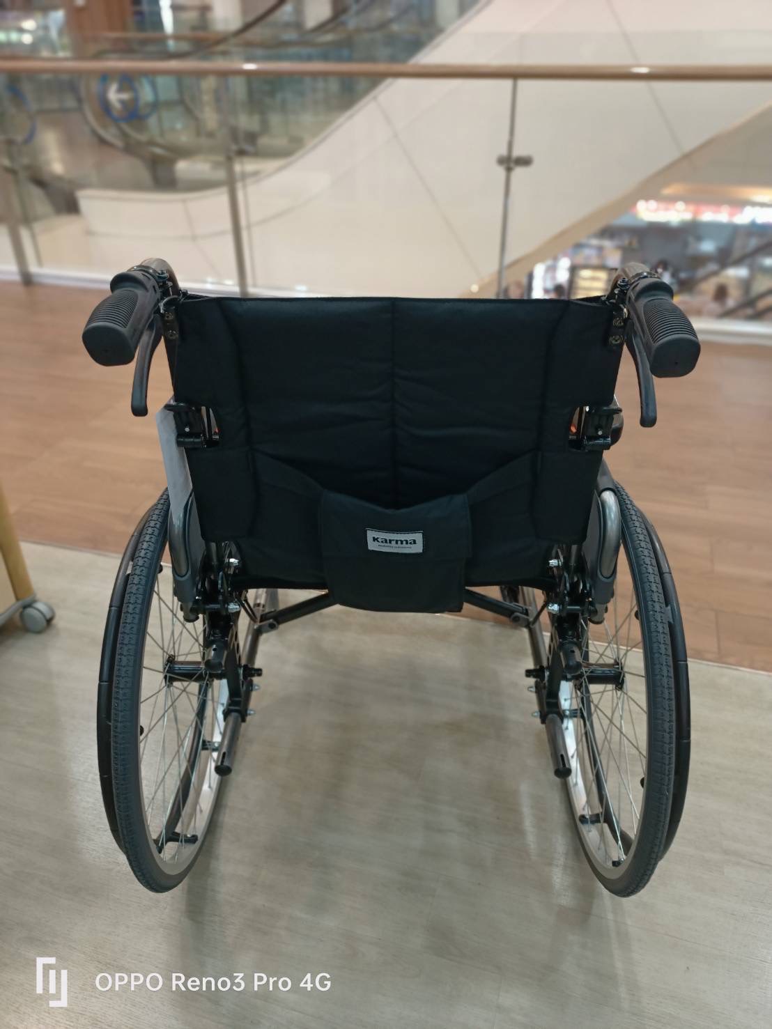 รถเข็นอลูมินัมอัลลอยด์คาร์ม่า KARMA รุ่น FLEXX (KM-8522) เบาะกว้างพิเศษ 20 นิ้ว รองรับน้ำหนักสูงสุด 130 กิโลกรัม เหมาะสำหรับ คนมีรูปร่างใหญ่, คนที่มีน้ำหนักมาก, คนไซร์ฝรั่ง, สูง ใหญ่ ของแท้ รับประกันศูนย์ไทย 5 ปี