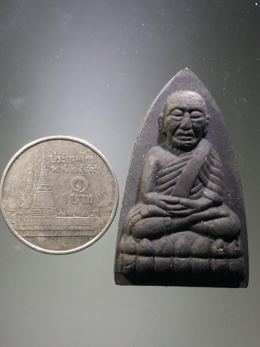 รหัสสินค้า พระมีกล่อง 3885 หลวงปู่ทวด เนื้อผงใบลาน แจกกรรมการ หลวงปู่ทิม วัดพระขาว อำเภอบางบาล จังหวัดอยุธยา สร้างปี 2519