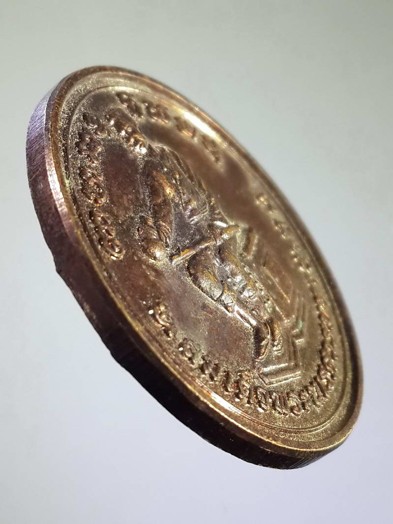 รหัสสินค้า พระมหากษัตริย์ และบุคคลสำคัญ 108 เหรียญสมเด็จพระนเรศวรมหาราช รุ่นไชยานุภาพ วัดสระเก้าห้อง สร้างปี 2560 ตอกโค๊ต