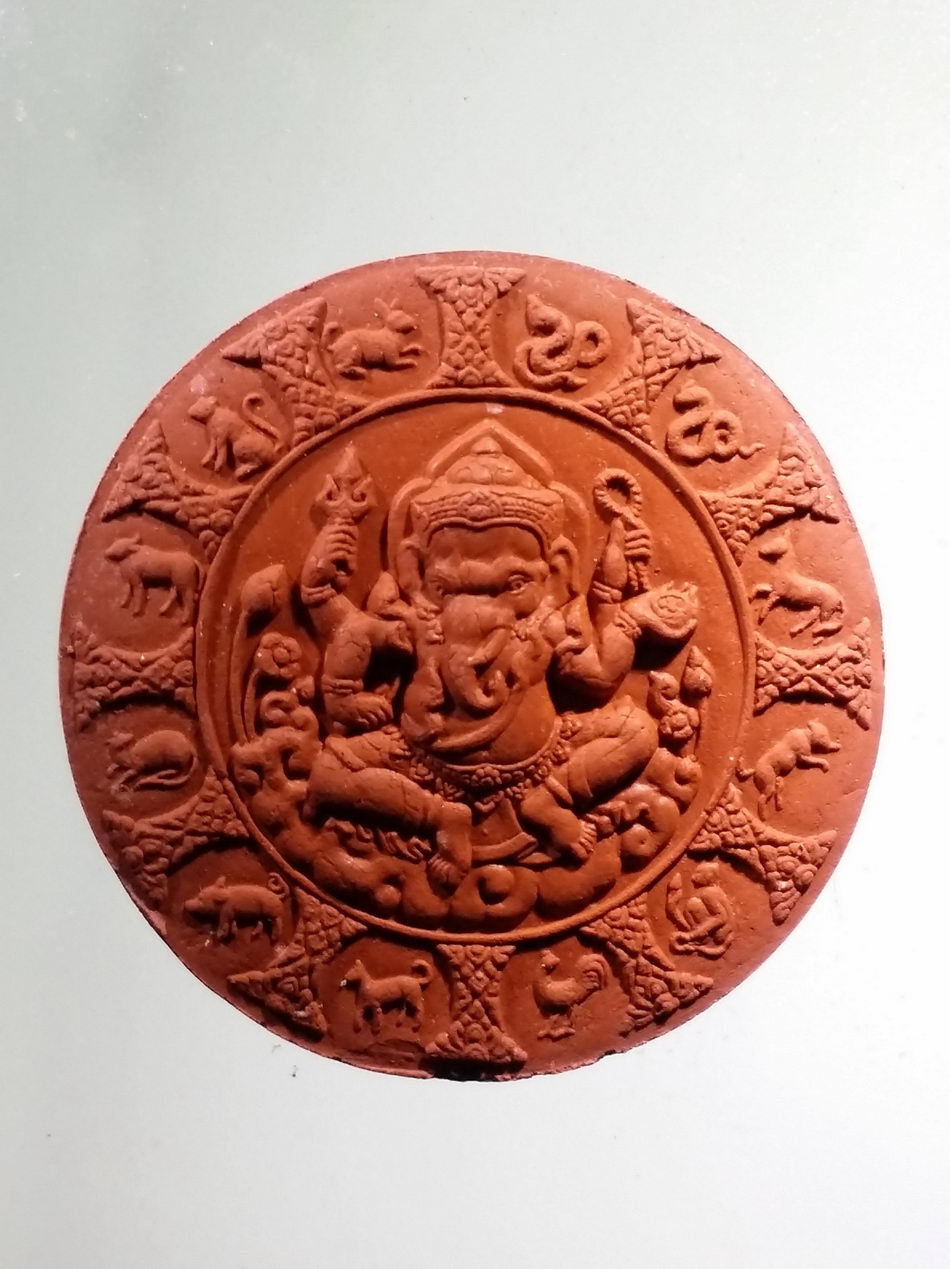 รหัสสินค้า จตุคามรามเทพ 750 พระเทวราชโพธิสัตว์จตุคามรามเทพ - พระพิฆเณศวรเทพเจ้าแห่งความสำเร็จ เนื้อว่านแดงปัดทอง รุ่น อภิมหาสมบัติวัดโคกเนียน จังหวัดพัทลุง วิทยาลัยช่างศิลป์นครศรีธรรมราช สร้างปี 2550