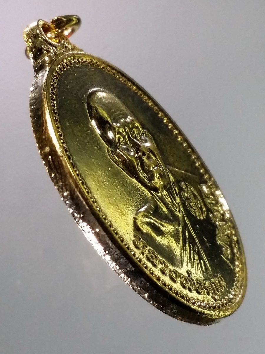 รหัสสินค้า พระมีกล่อง 447 เหรียญกะไหล่ทองหลวงพ่อคูณ วัดบ้านไร่ อำเภอด่านขุนทด จังหวัดนครราชสีมา สร้างปี 2537 รุ่นเหลือกิน เหลือใช้ อยู่เย็น เป็นสุข