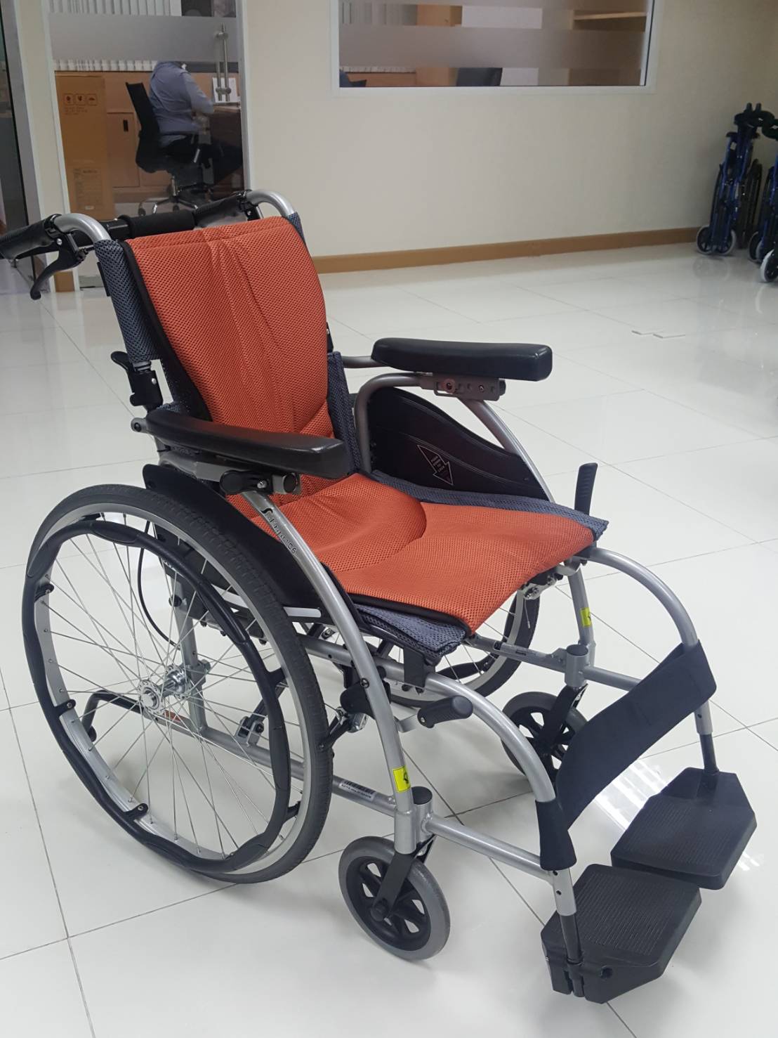 รถเข็นอลูมินัมอัลลอยด์คาร์ม่า Karma รุ่น S-Ergo 106 (WheelChair KARMA Ergo 106) ผู้ใช้งานหน้าท้องใหญ่ นั่งสบาย พนักพิงหลังปรับเอนได้ 3 ระดับ ของแท้ รับประกันศูนย์ไทย 5 ปี
