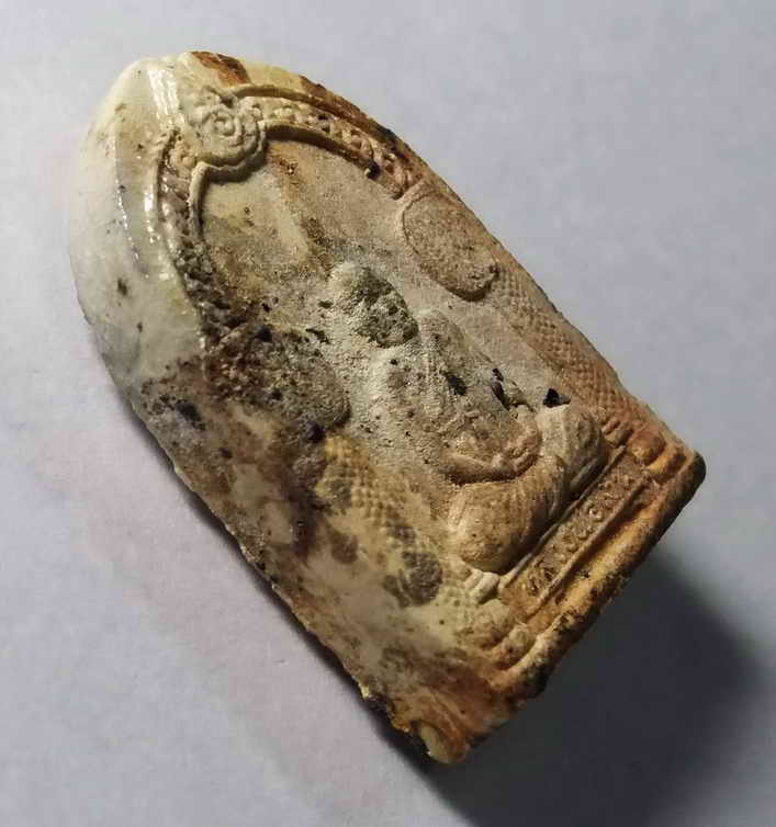 รหัสสินค้า พระไม่ทราบที่ 083 หลวงพ่อเงิน วัดบางคลาน จังหวัดพิจิตร ด้านหลังเป็นรูปเหมือนหลวงพ่อ แต่ชื่ออ่านไม่ออกเป็นเนื้อกระเบื้องเคลือบศิลาดล ไม่ทราบที่