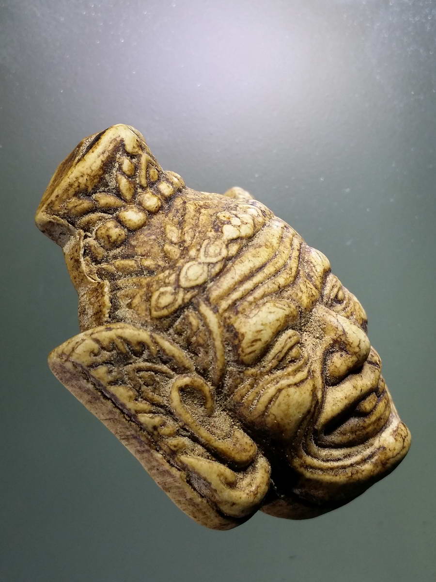 รหัสสินค้า เครื่องราง ล็อตเก็ต ภาพถ่าย 010 เศียรพ่อแก่เนื้อผงหลังยันต์ ไม่ทราบสำนัก พระรายการนี้ให้เช่าบูชาแล้ว