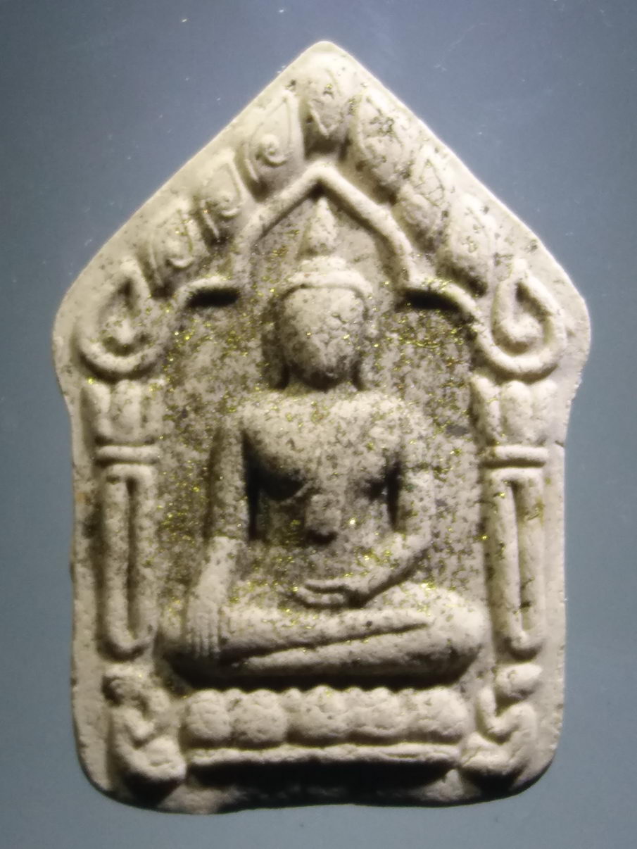 รหัสสินค้า พระมีกล่อง 3901 พระขุนแผนพลายงาม เนื้อผง ฝังตะกรุด โรยแร่มวลสาร ปั๊มตรายาง ตัวต่อเงินต่อทอง ด้านหน้าโรยผงตะไบ วัดแค จังหวัดสุพรรณบุรี