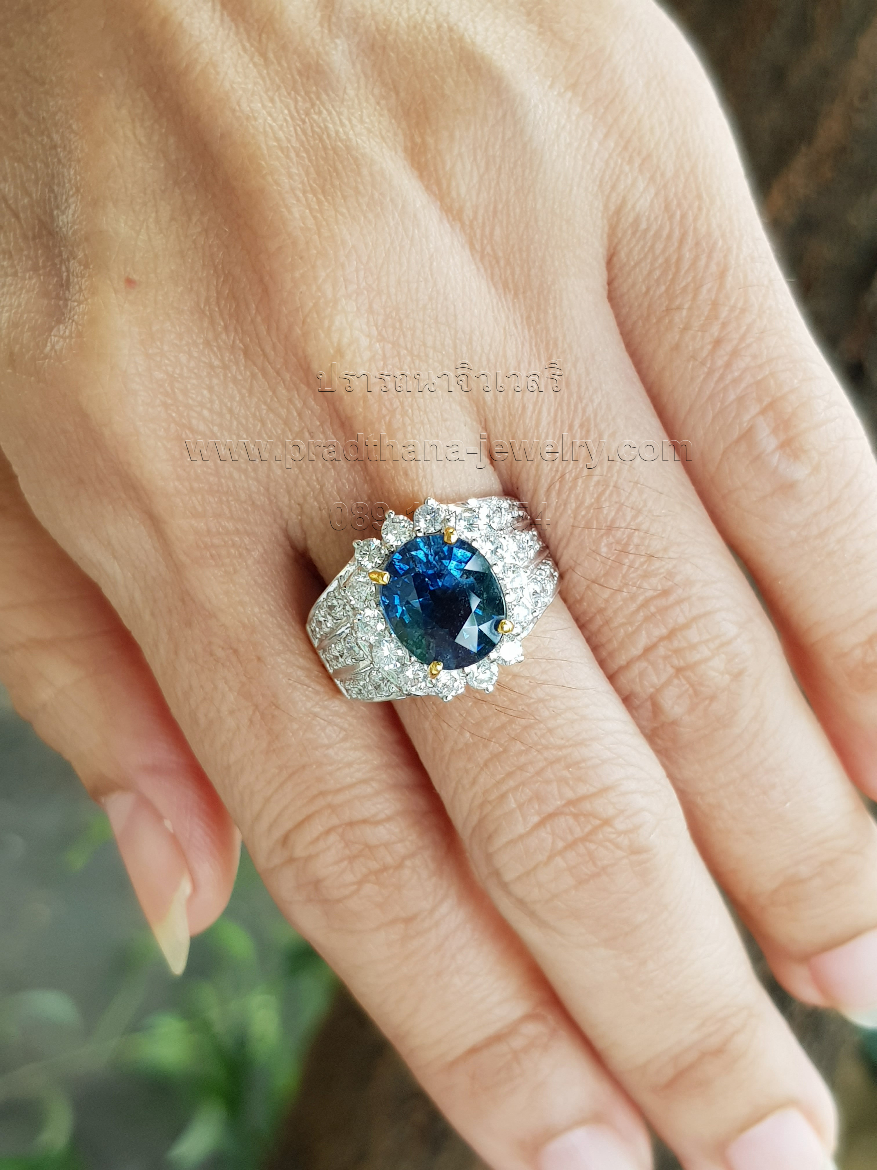 แหวนไพลินประดับเพชร