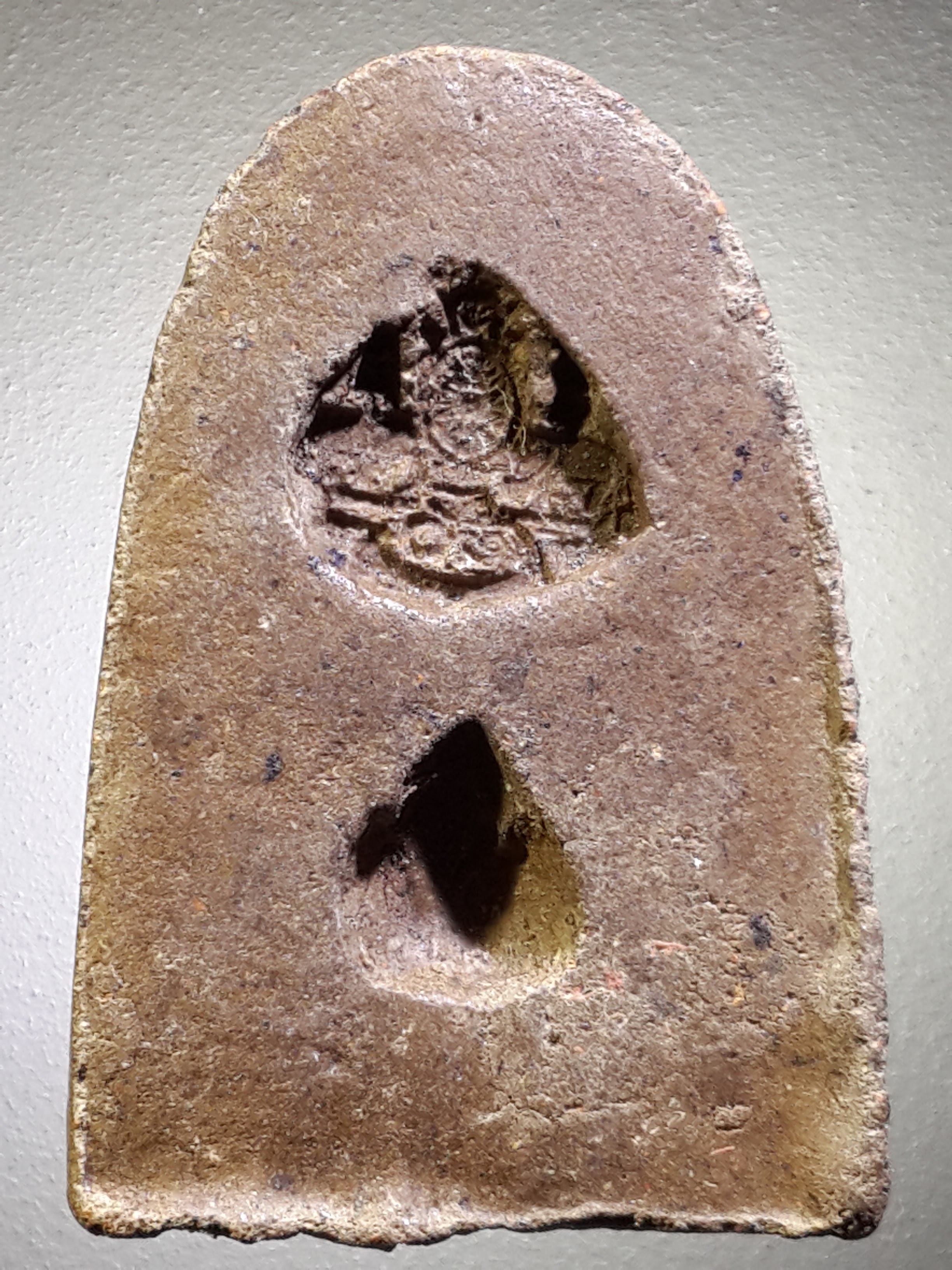 รหัสสินค้า หลวงปู่ทวด วัดต่างๆ 438 หลวงปู่ทวด เนื้อว่านสีน้ำตาล ด้านหลังมีตราสัญลักษณ์พระราชพิธีกาญจนาภิเษก และ รูปดอกบัว กดจมลึกลงไปในเนื้อพระ ไม่ทราบที่ สร้างปี 2539