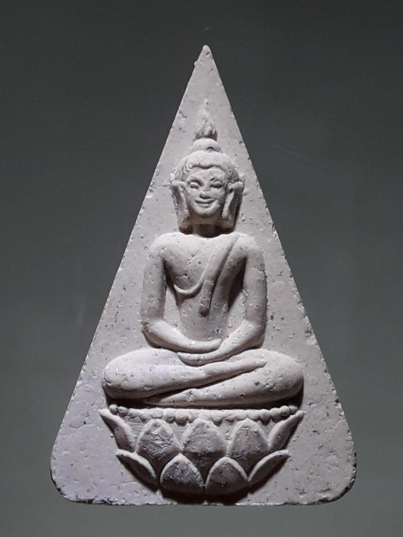 รหัสสินค้า พระเนื้อดิน ผง ว่าน 10305 สมเด็จนางพญา วัดกระซ้าขาว รุ่นสร้างโบสถ์ ปี 2539 ขนาดเทียบกับเหรียญบาท