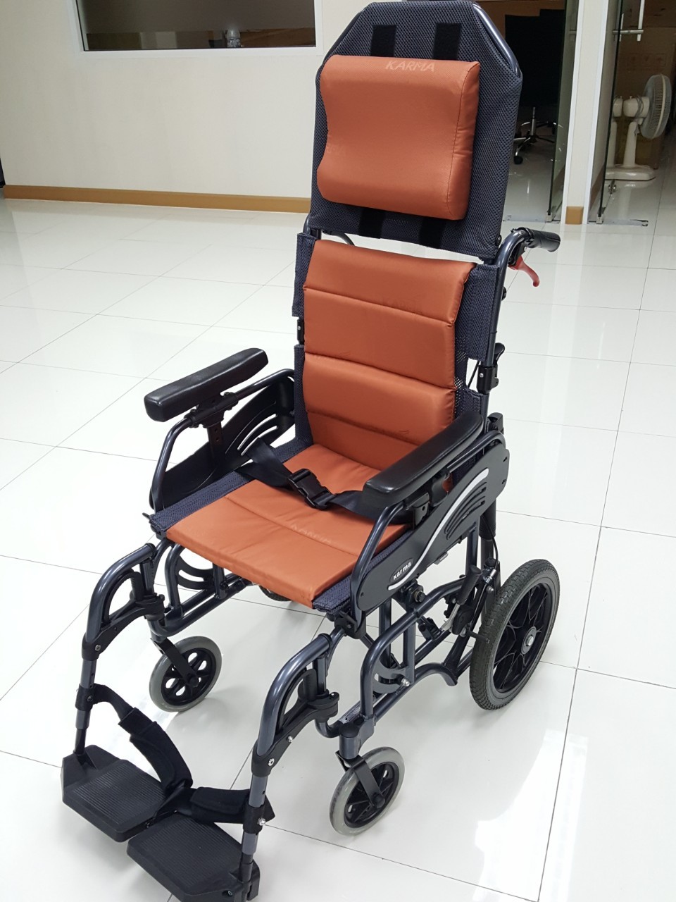 รถเข็นปรับเอน อลูมินัมอัลลอยด์ KARMA รุ่น VIP 515 (WheelChair KARMA VIP 515) ช่วยกระจายแรงกดทับขณะนั่ง แถมสายคาดรัดลำตัวกันตกจากวีลแชร์ ของแท้ รับประกันศูนย์ไทย 5 ปี