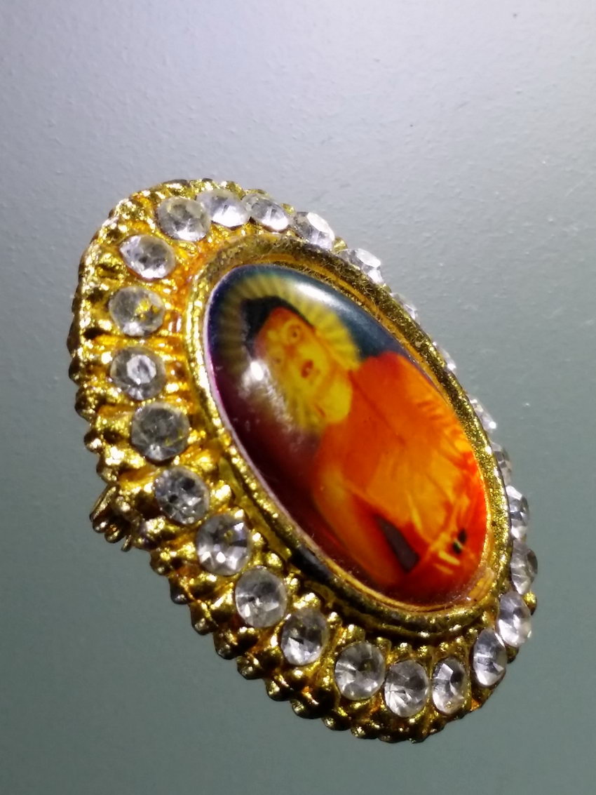 Antig LSD 042 ล็อกเก็ตเข็มกลัดกะไหล่ทองฝังเพชรพระพุทธเมตตา พุทธคยา ประเทศอินเดีย พระรายการนี้ให้เช่าบูชาแล้ว