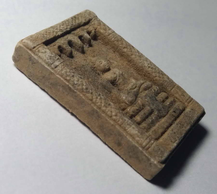 รหัสสินค้า จตุคามรามเทพ 065 พระพุทธสิหิงค์ จตุคามรามเทพ รุ่นพระนคร เนื้อผงผสมว่าน โรยแร่มวลสาร และผงตะไบชนวนพระบูชา สร้างปี 2553 พระรายการนี้ให้เช่าบูชาแล้ว